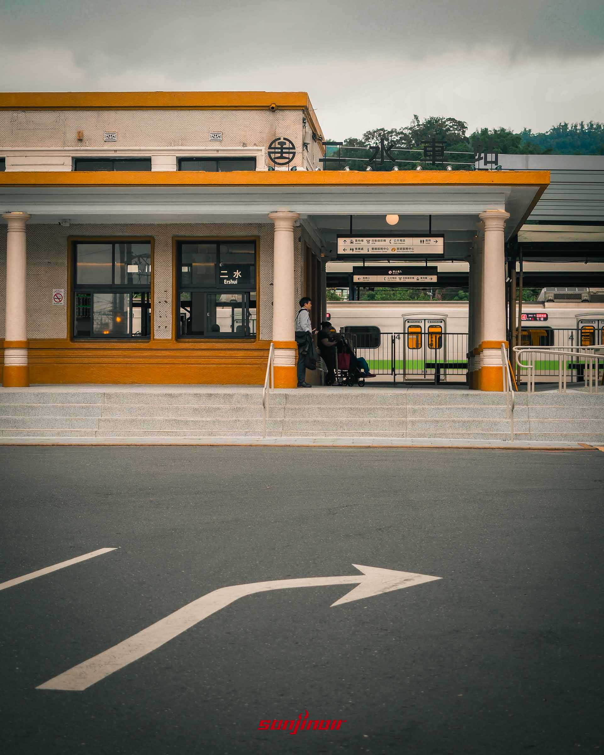 經過減法設計改造後的二水車站外觀,月台邊有旅客等候與停靠的台鐵區間車。