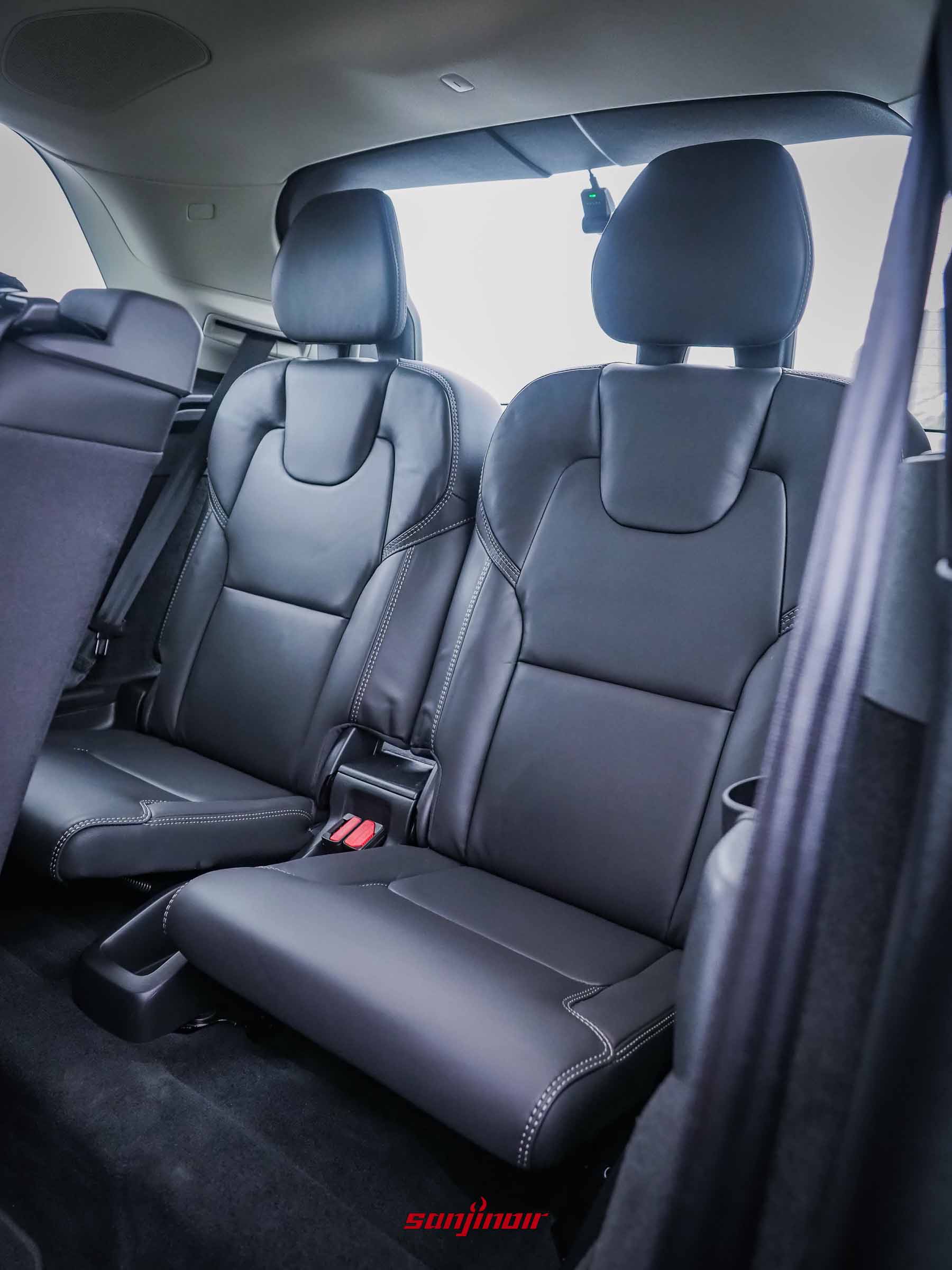 Volvo XC90 T8 Ultra的第三排雙人座椅空間,座椅造型依然厚實,兩側設有置杯架。