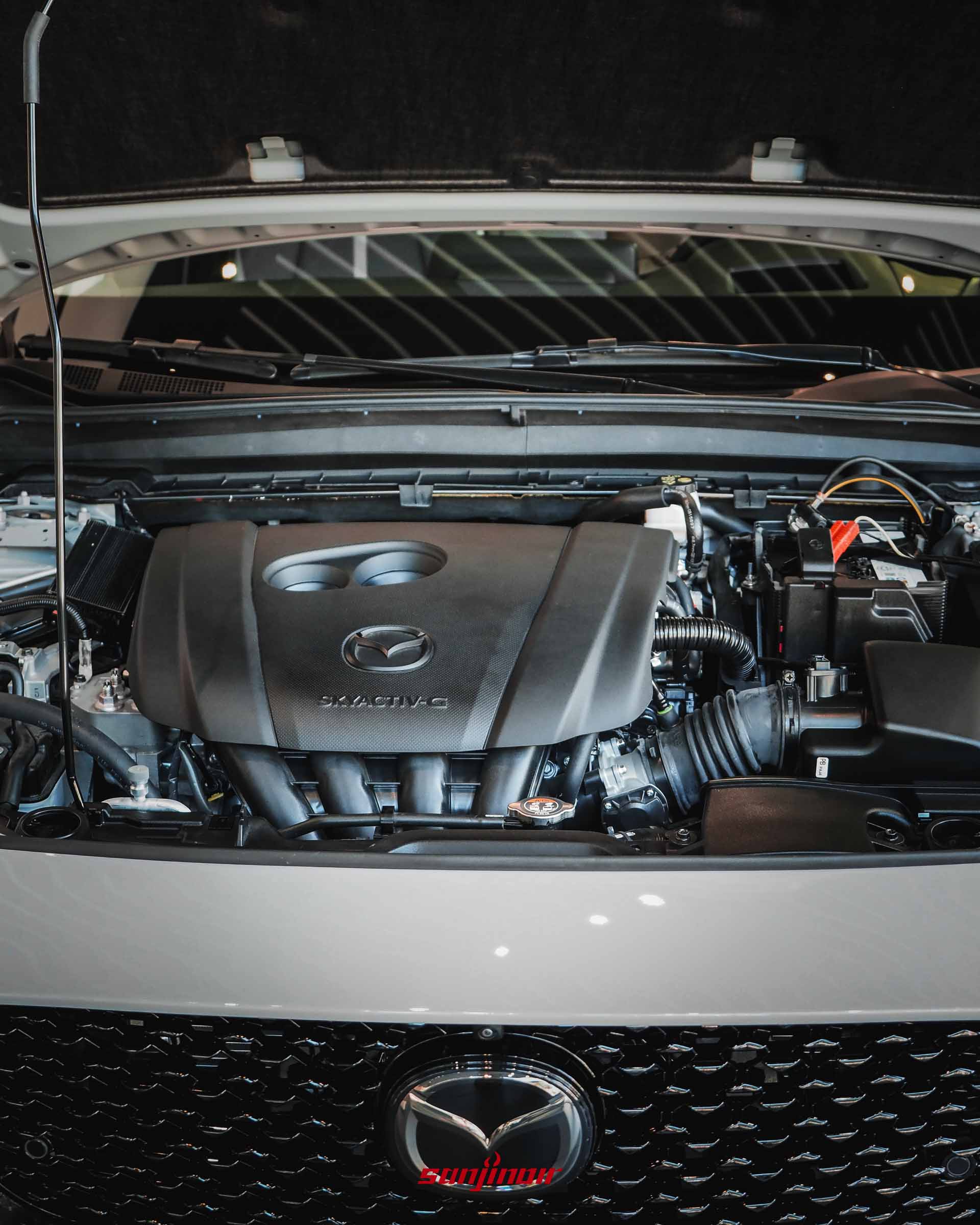 打開引擎蓋的MAZDA CX-30,展示內部2.0升SKYACTIV-G直列四缸自然進氣引擎室的機械配置與專屬飾蓋。