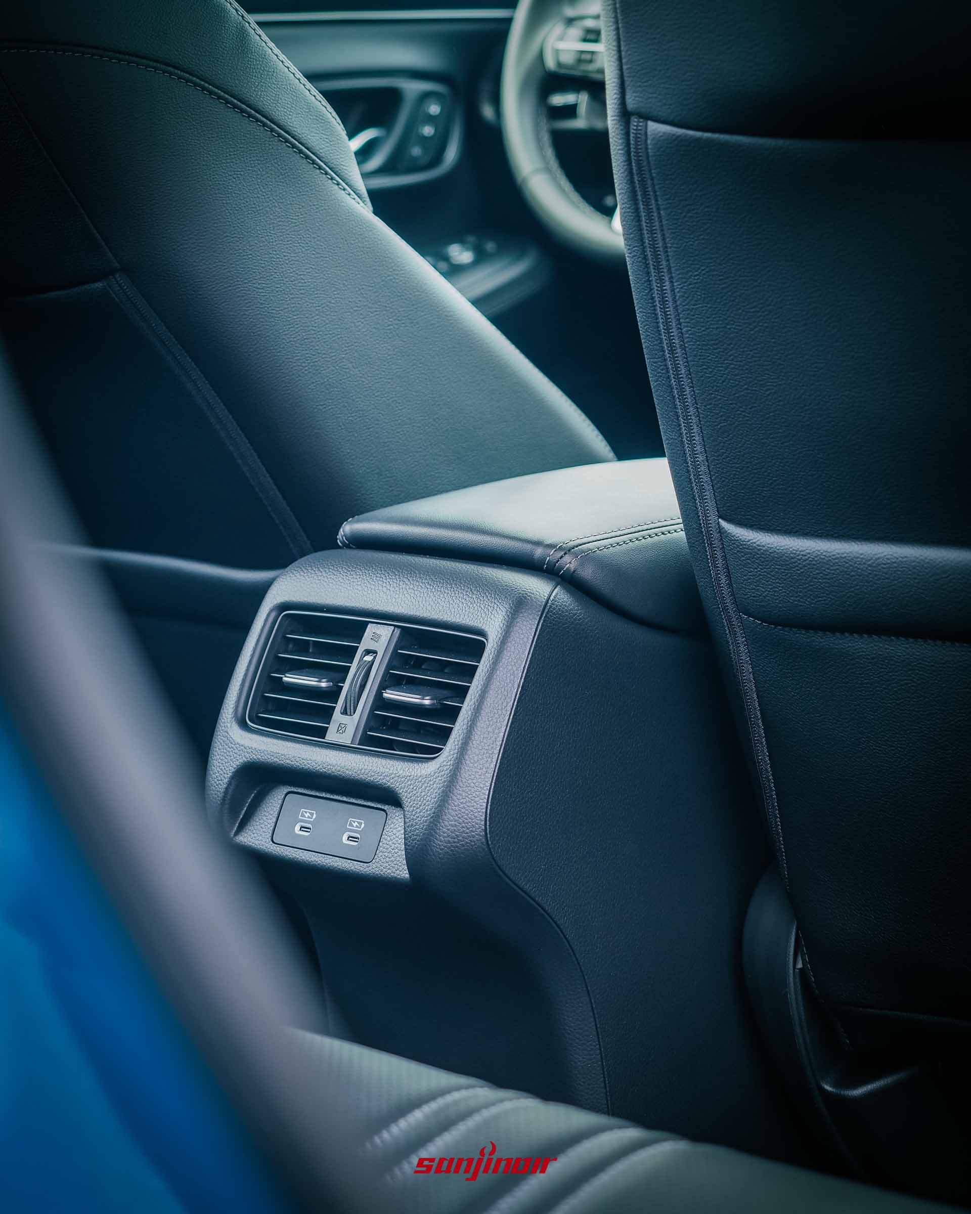 2026 HONDA ZR-V e:HEV後座冷氣出風口與下方2組USB Type-C介面。