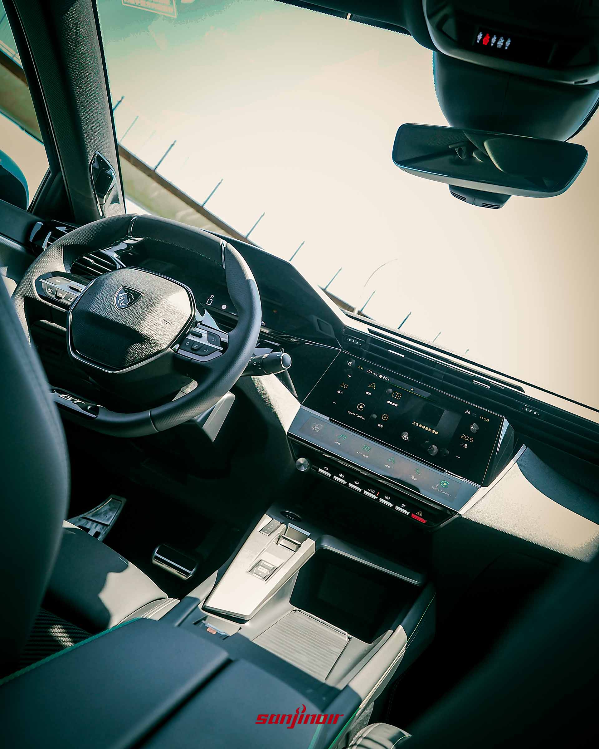 PEUGEOT 408的i-COCKPIT駕駛座艙全景,包含小徑方向盤、數位儀錶與中控螢幕。