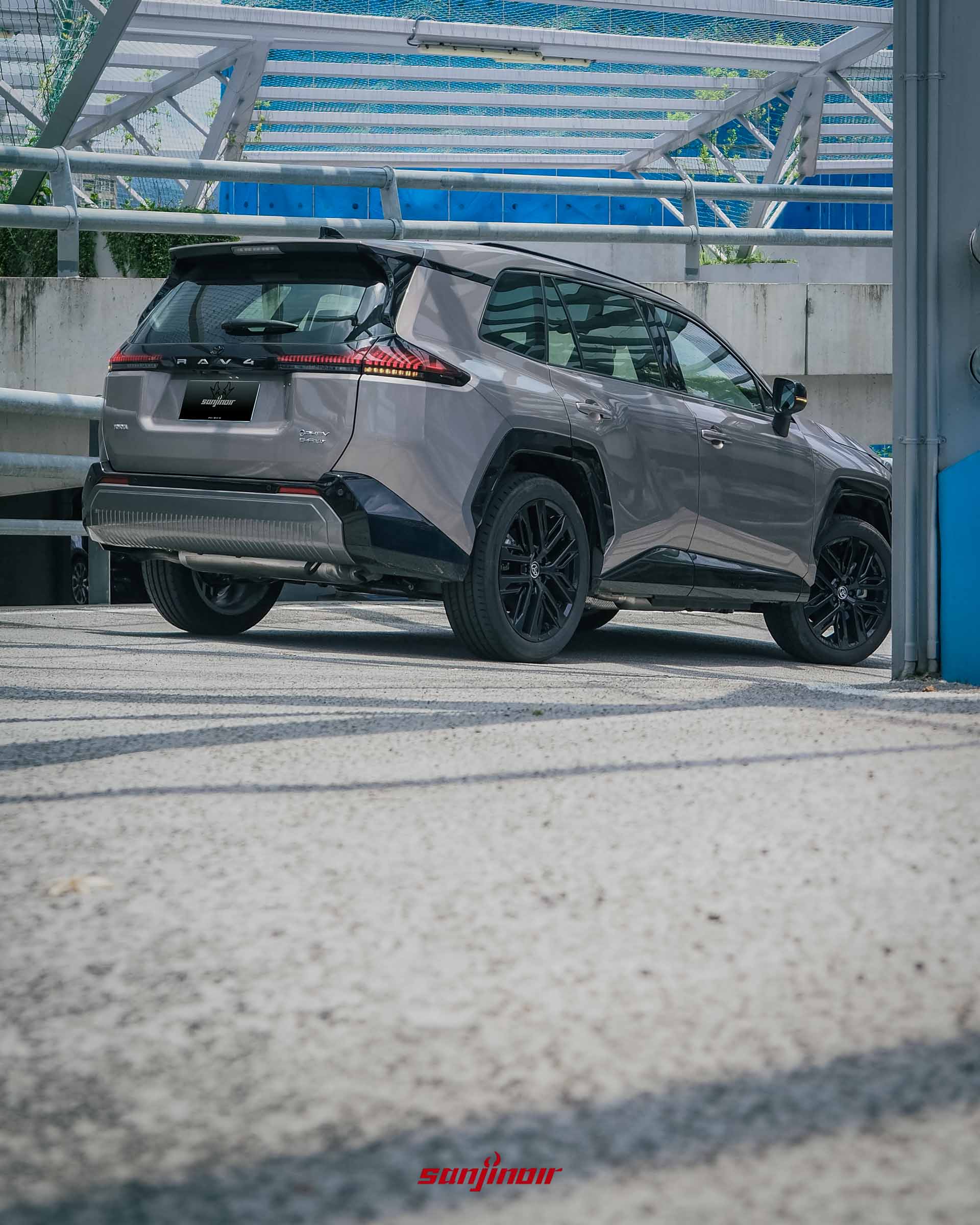 RAV4 PHEV左後方低角度視角,展現厚實的後保桿設計、銀色下護板與雙出排氣尾管配置。