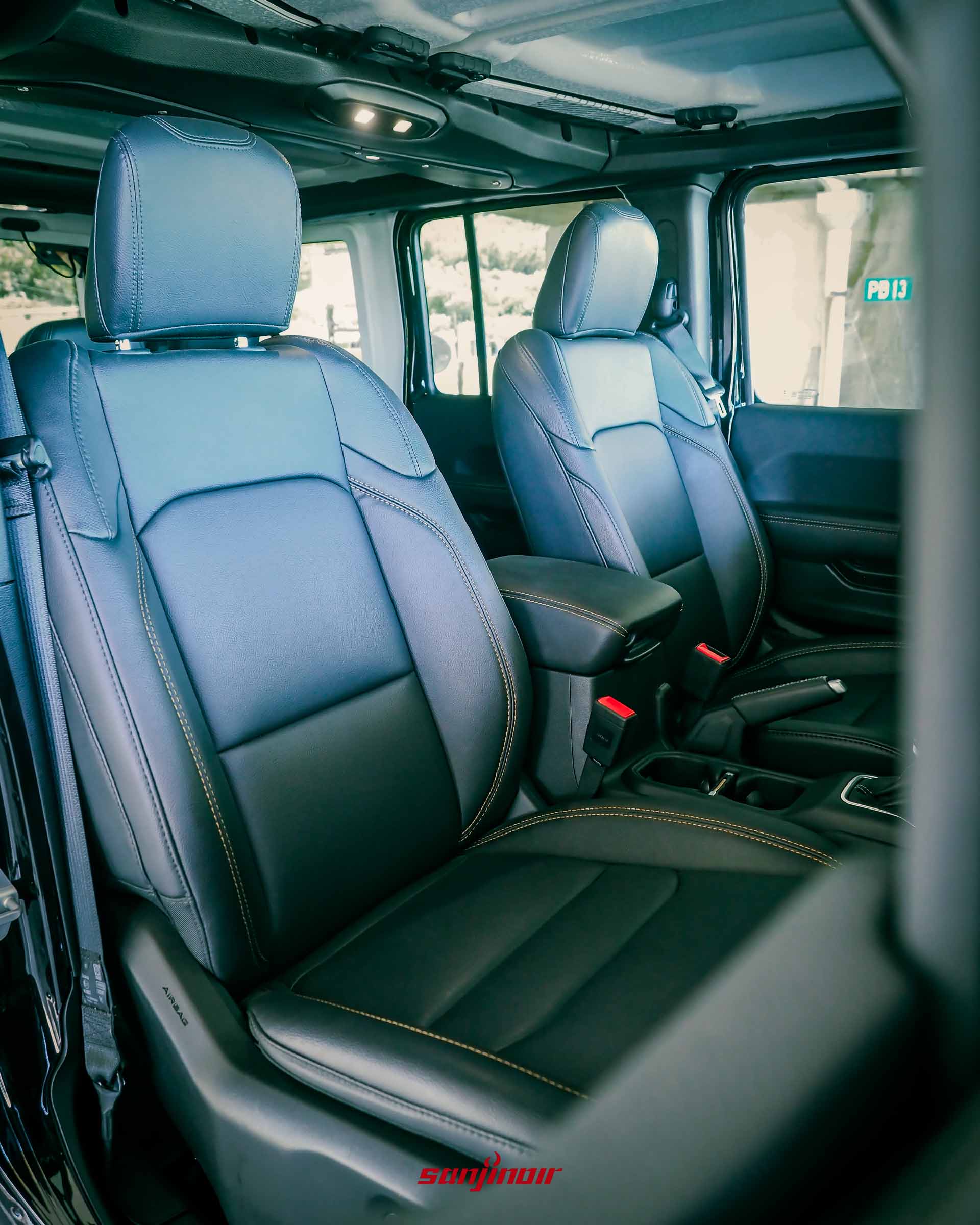 Jeep Wrangler Sahara 的前排座椅,採用黑色皮革搭配黃色縫線,椅面寬大厚實。