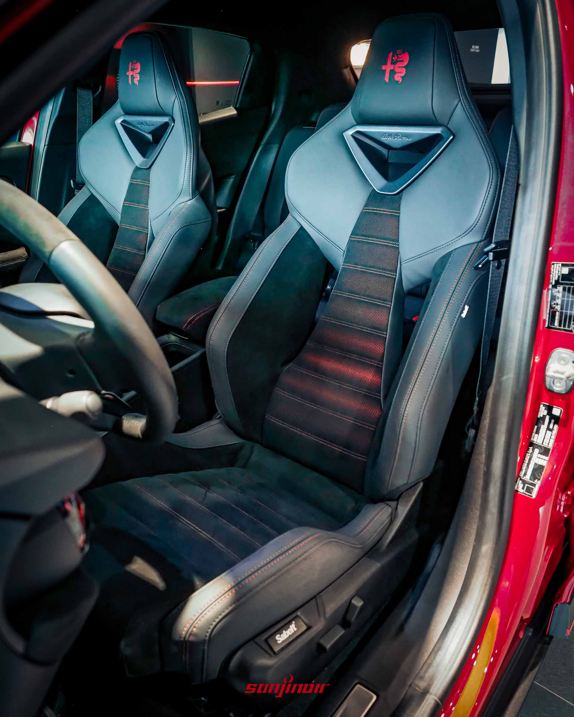 2026台北車展展車Alfa Romeo Junior車內兩張Sabelt賽車桶型座椅，頭枕處印有紅色品牌標誌。