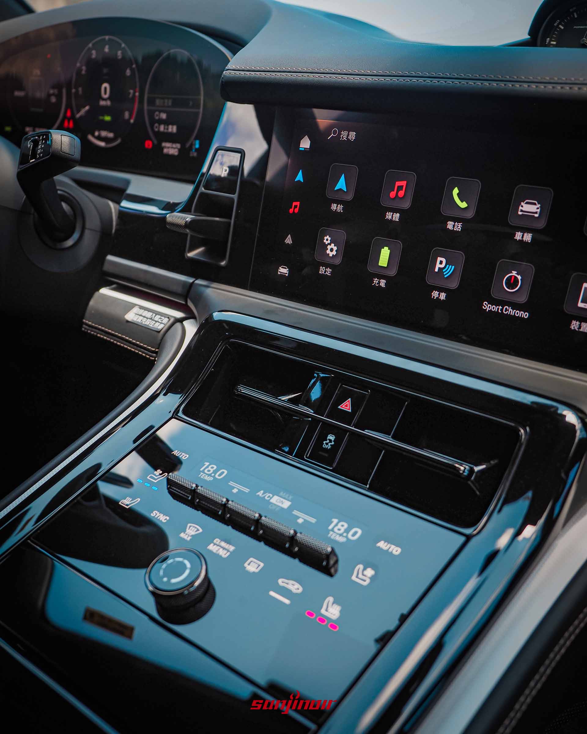 Porsche Panamera PCM 中控螢幕與空調觸控面板細節。
