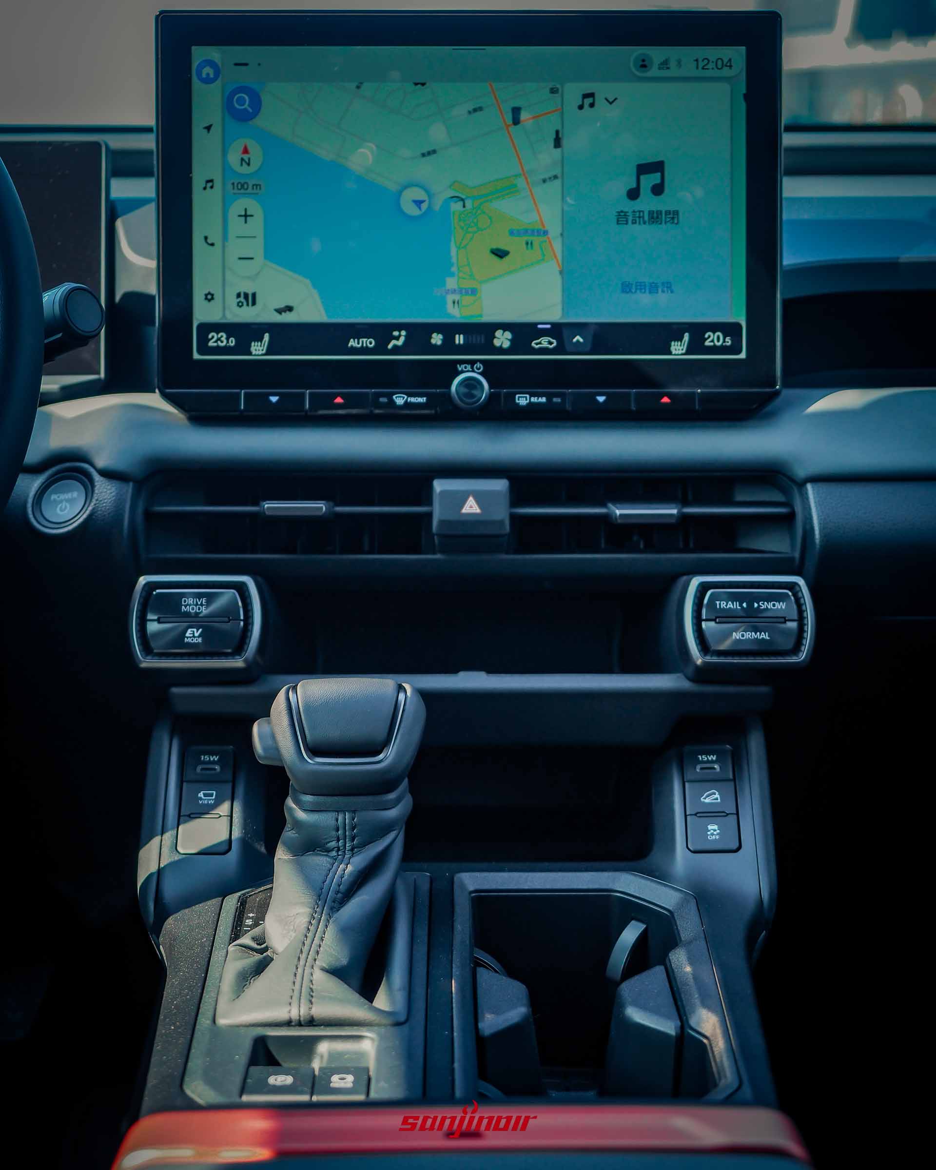 12.9吋中控螢幕特寫，顯示導航地圖與整合式空調控制介面。