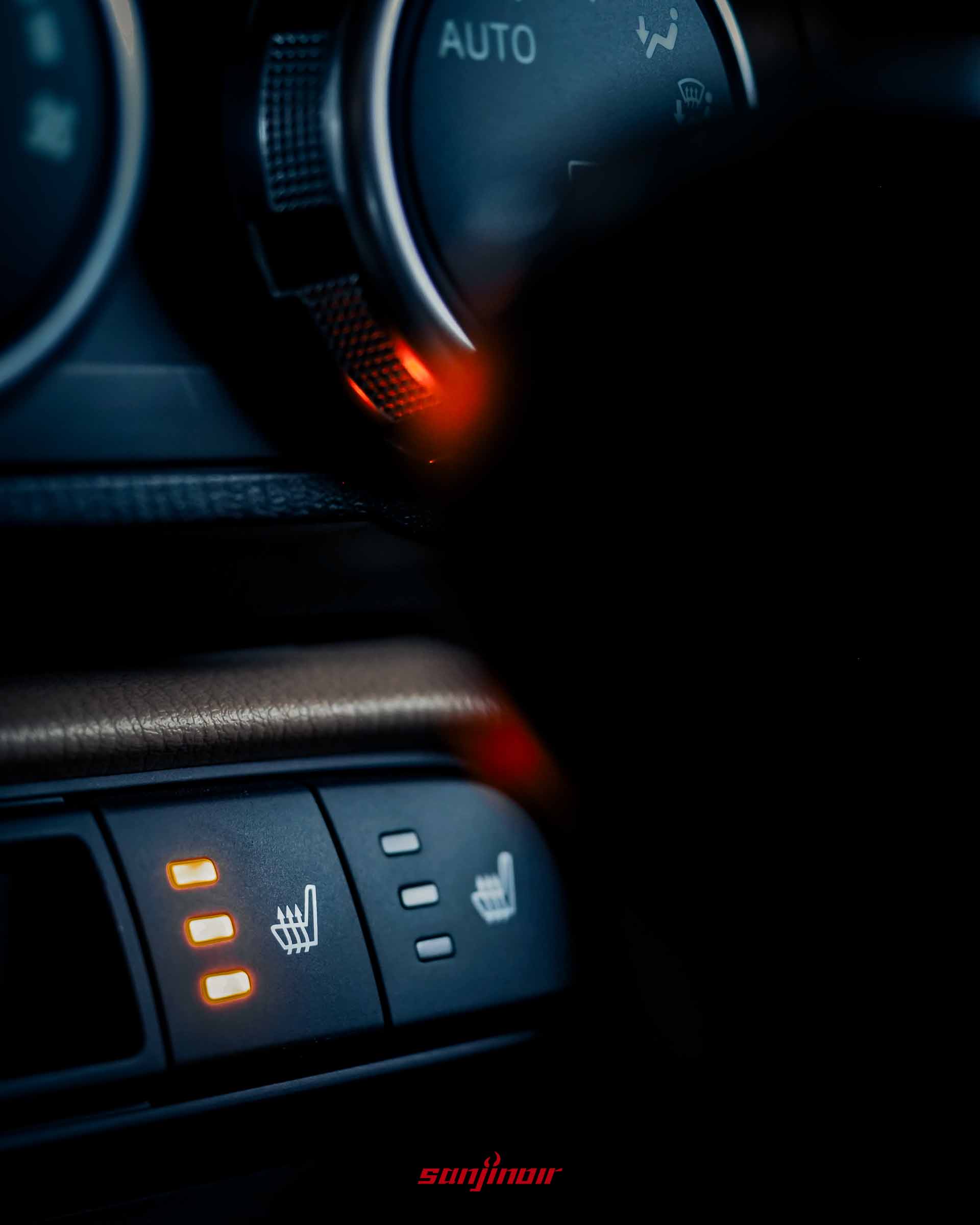 Mazda MX-5 RF 中控台下方的三段式座椅加熱控制按鍵特寫,左側按鍵指示燈呈現亮起狀態。