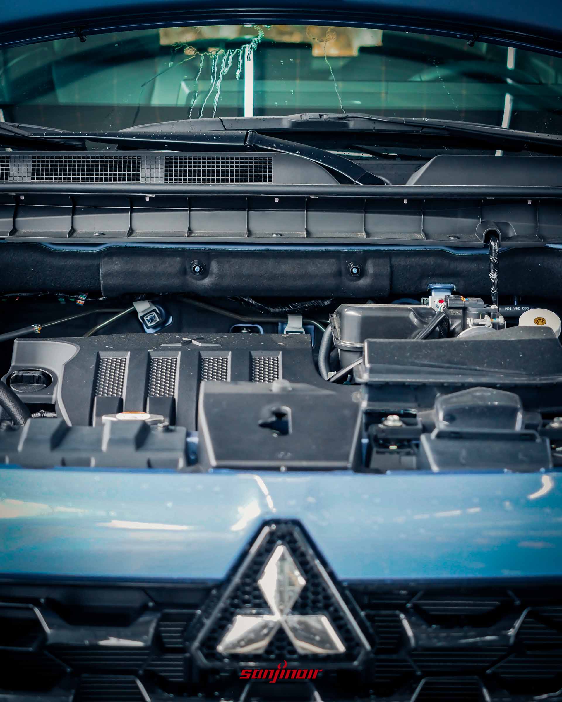 Mitsubishi XForce狂享版引擎室與車頭廠徽特寫。