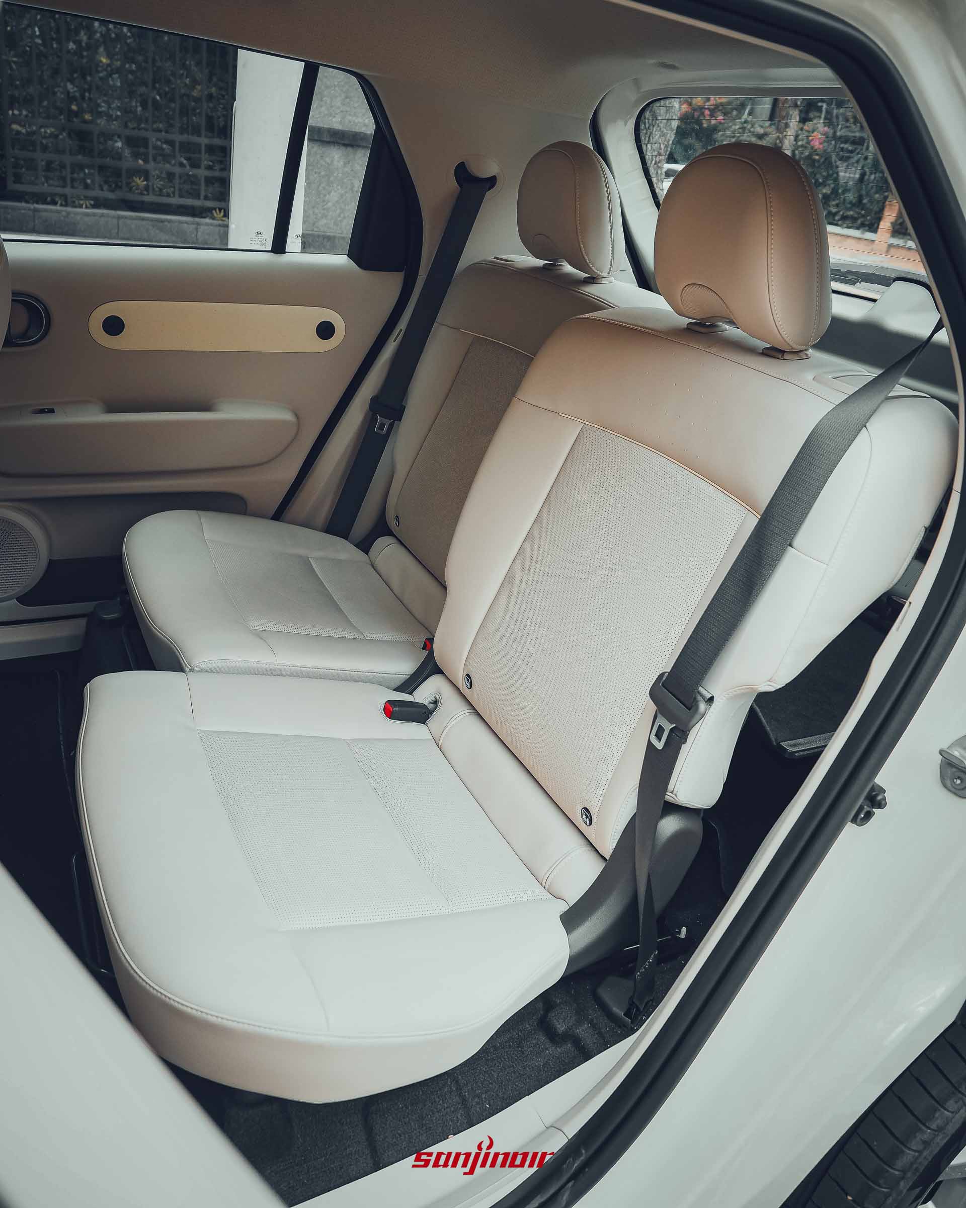 Hyundai Inster 後座空間全景，顯示舒適的腿部空間。