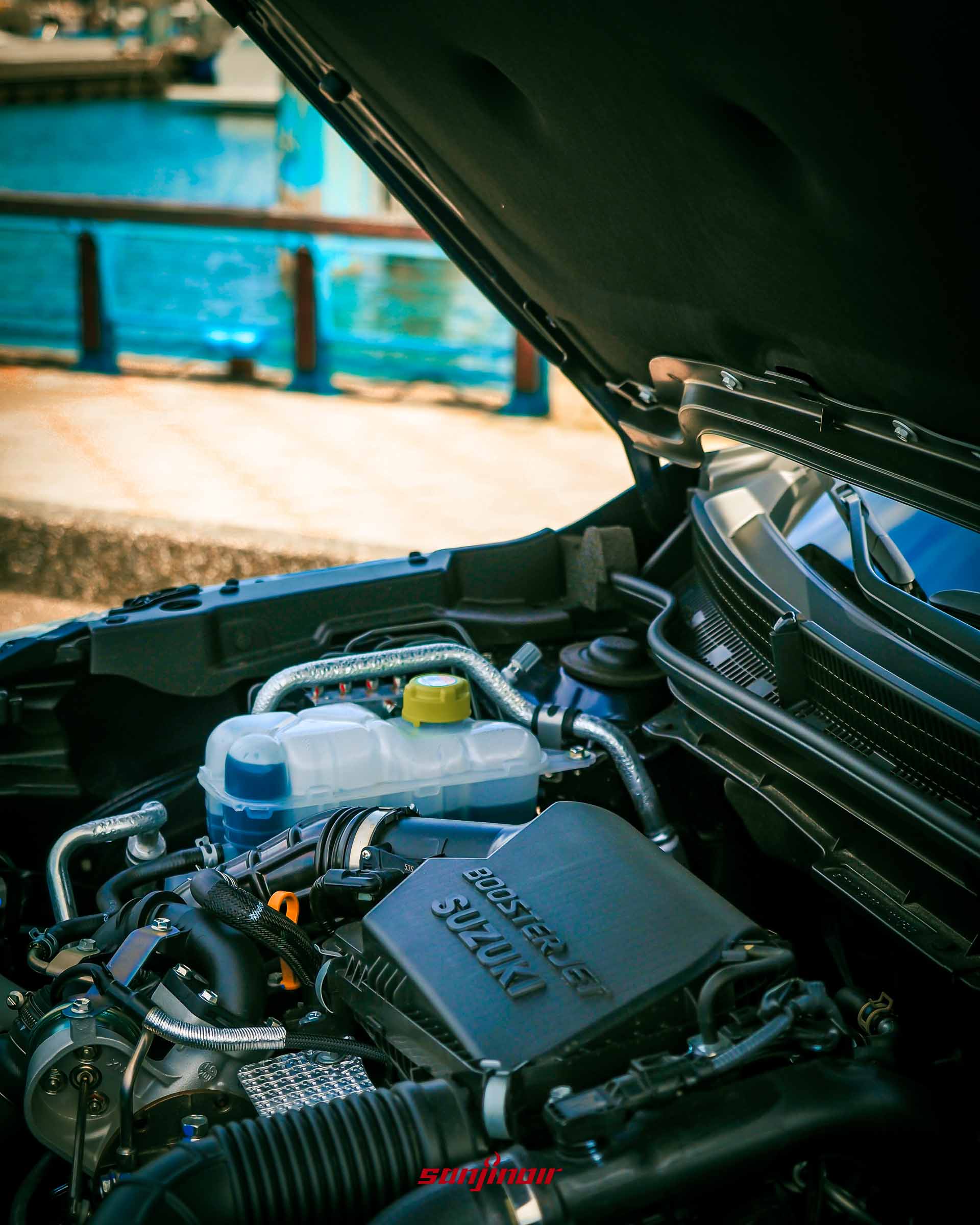 打開引擎蓋的1.4L BOOSTERJET引擎室特寫照。