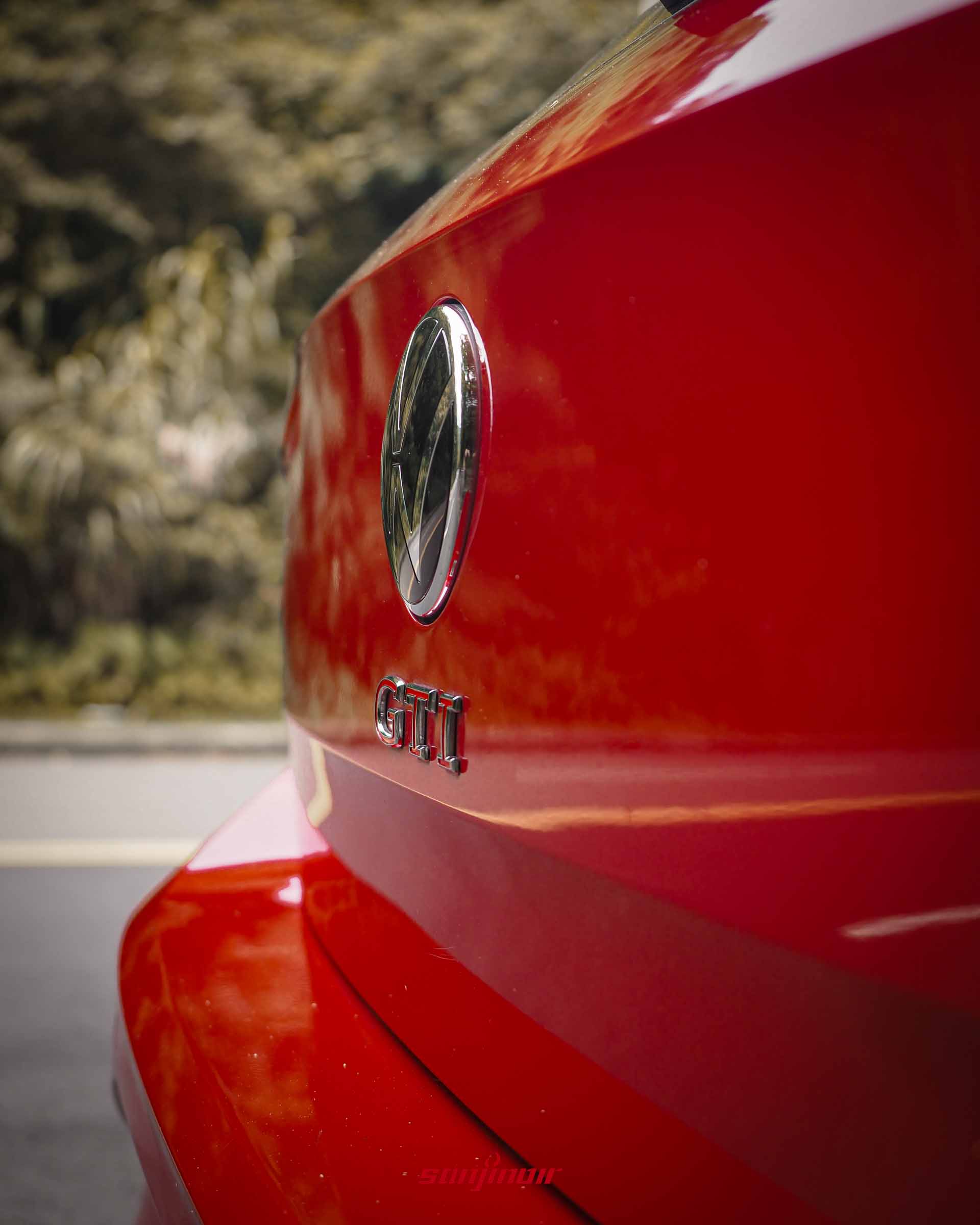 2026 Volkswagen Polo GTI車尾廠徽與紅色的GTI字樣特寫。