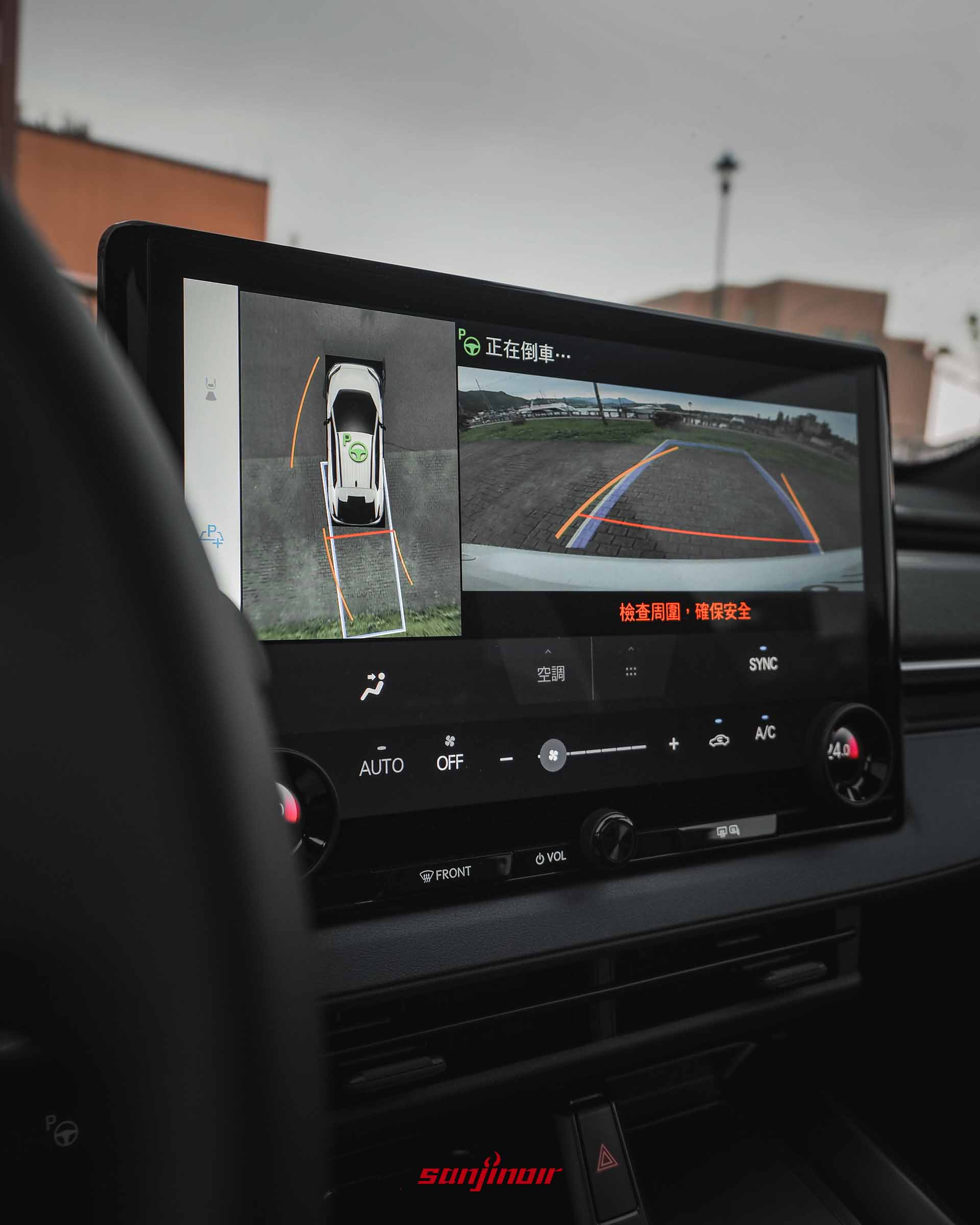 Subaru Solterra XT中控螢幕顯示自動停車輔助與環景影像畫面。