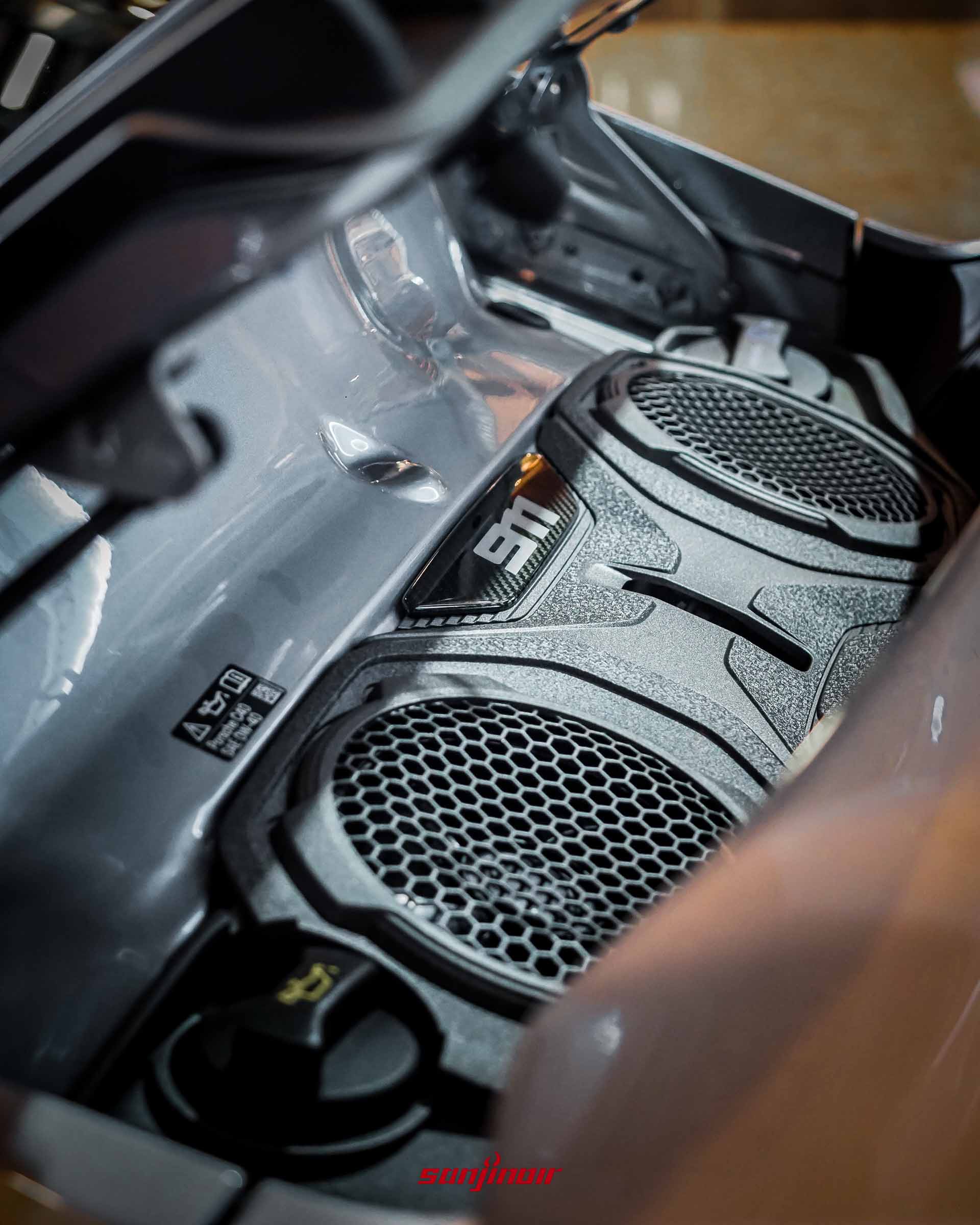 2026 Porsche 911 Turbo S引擎室散熱風扇與911銘牌特寫。