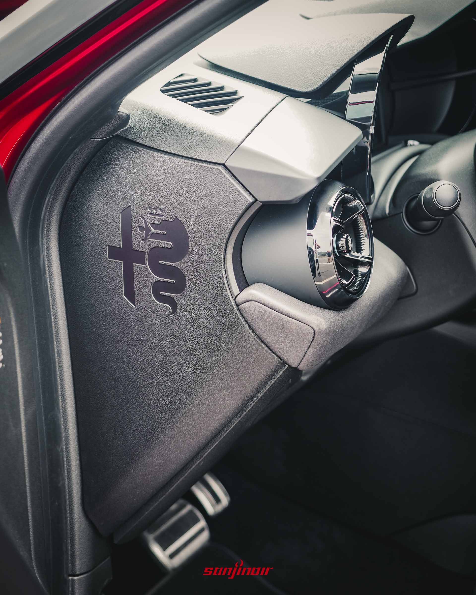 Alfa Romeo Junior儀錶台側邊特寫,黑色塑料壓紋件上刻有大型Alfa Romeo十字與蛇形圖騰。