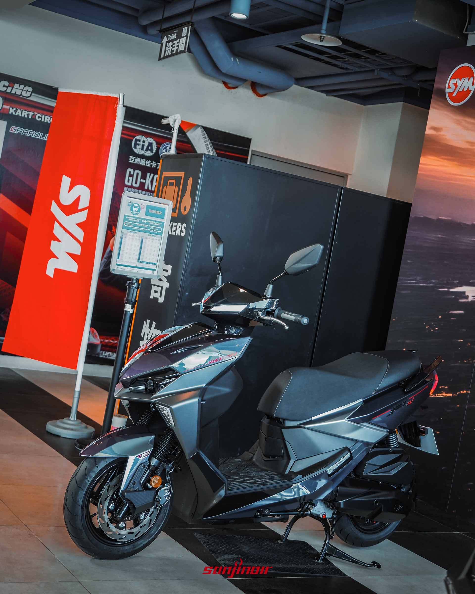SYM Jet SL+ 黯夜紫車款側前視角，停放於室內展間，展現不同的車身烤漆質感與光澤。