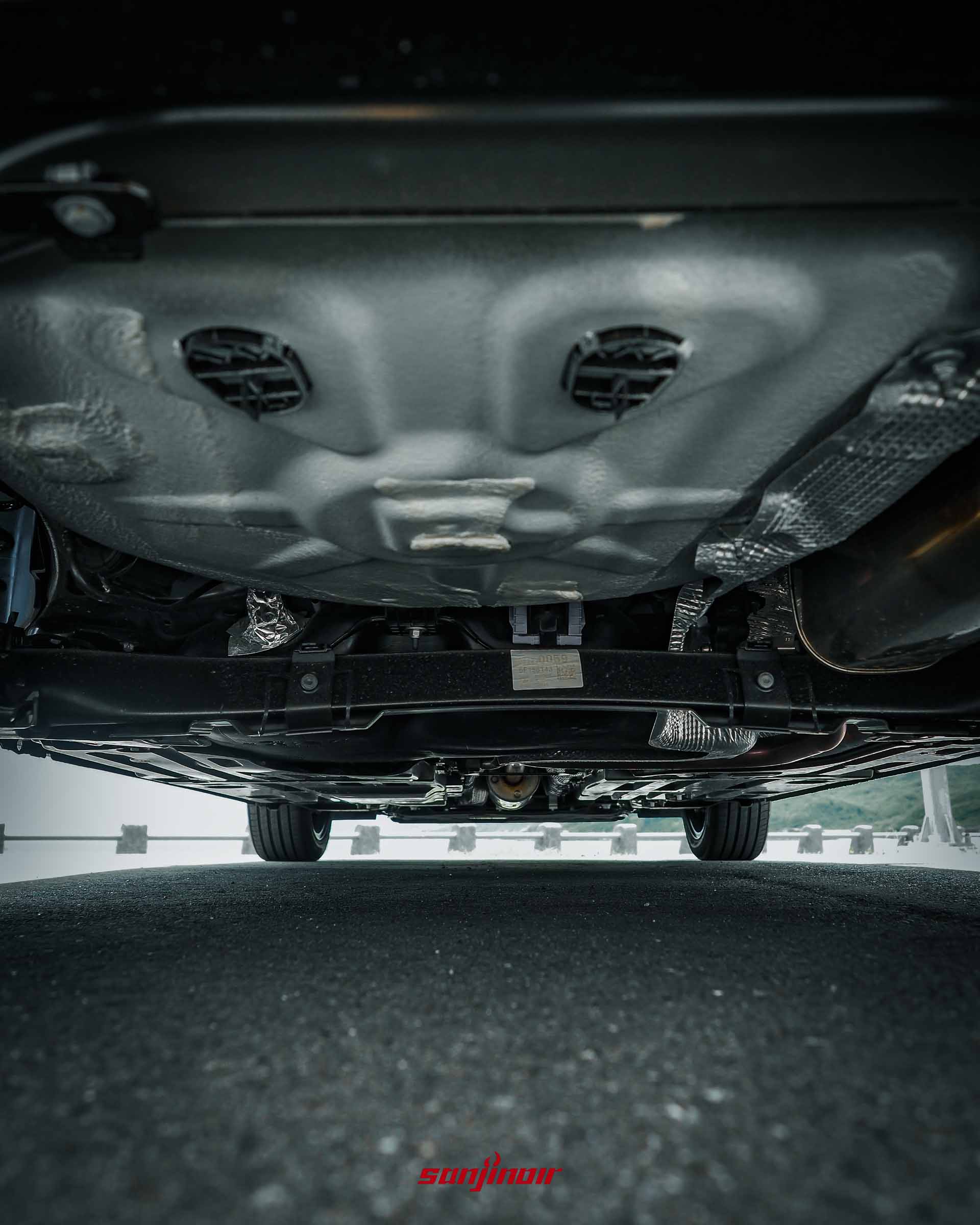 PEUGEOT 208 Hybrid底盤特寫展示後半拖曳臂附扭力樑的懸吊結構。