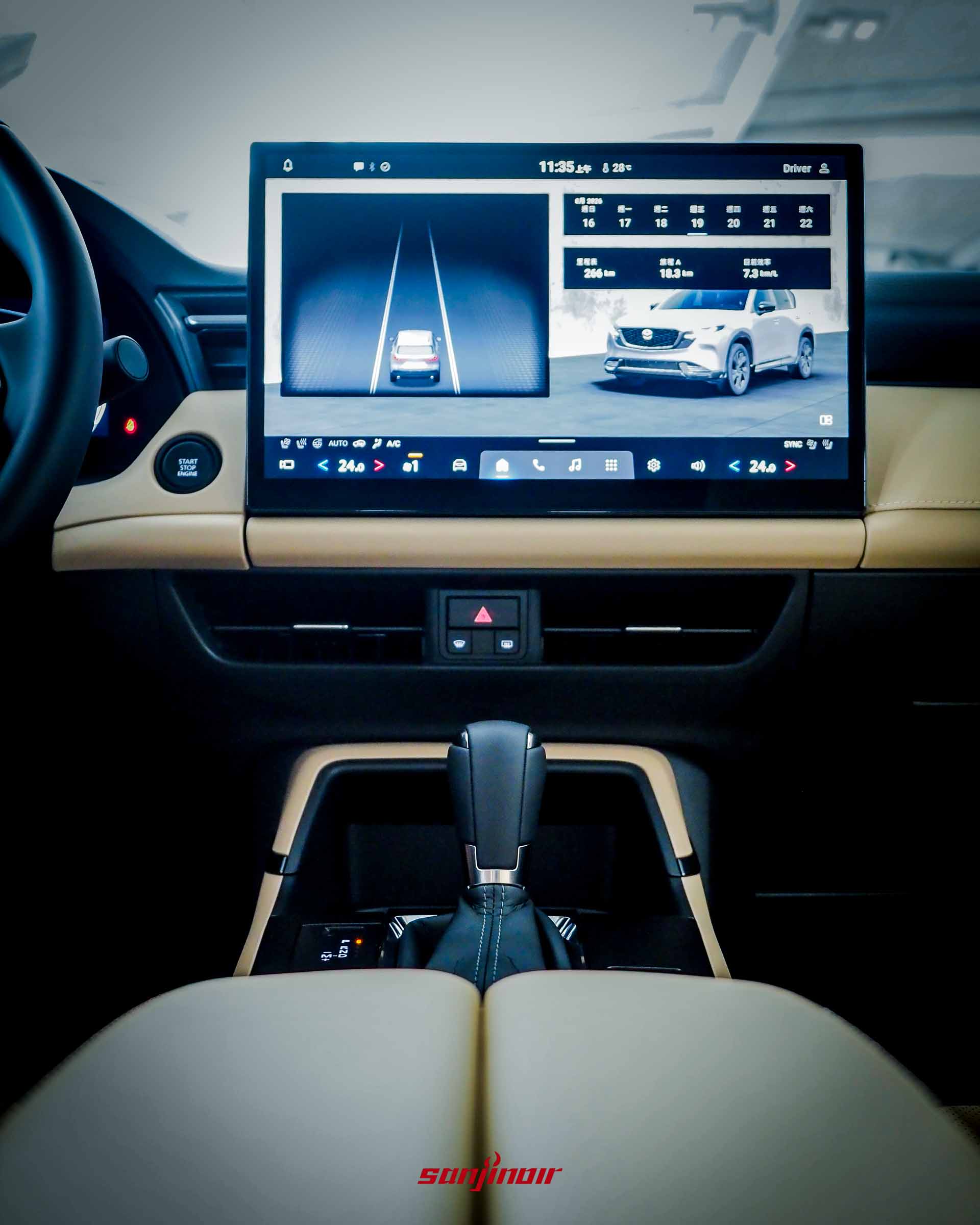 MAZDA CX-5中控台正視圖,展示15.6吋觸控螢幕、排檔桿及簡約的冷氣出風口設計。