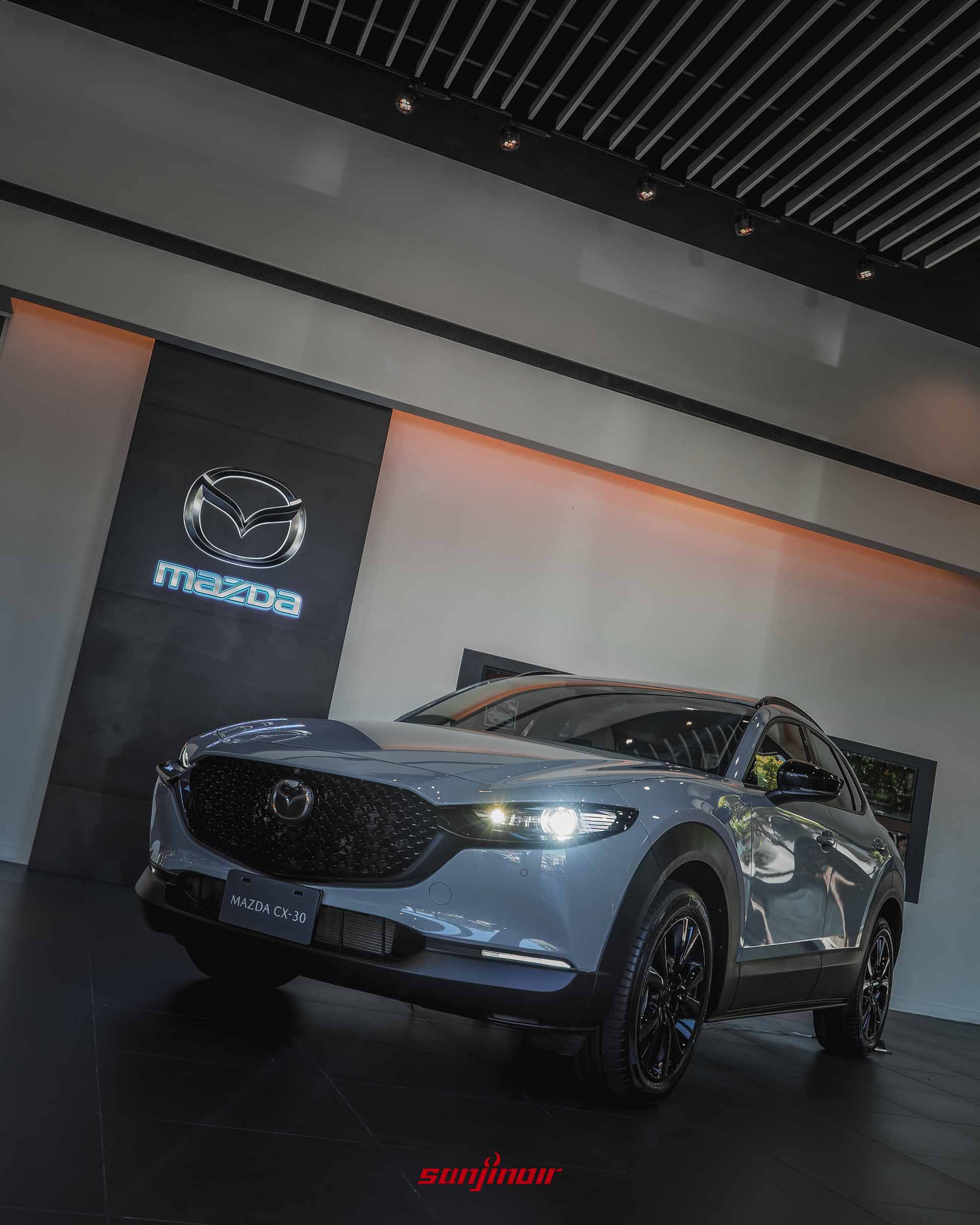 MAZDA CX-30 Air Edition停放於展間內的右前方45度角全車照,背景牆面上帶有MAZDA品牌發光標誌。