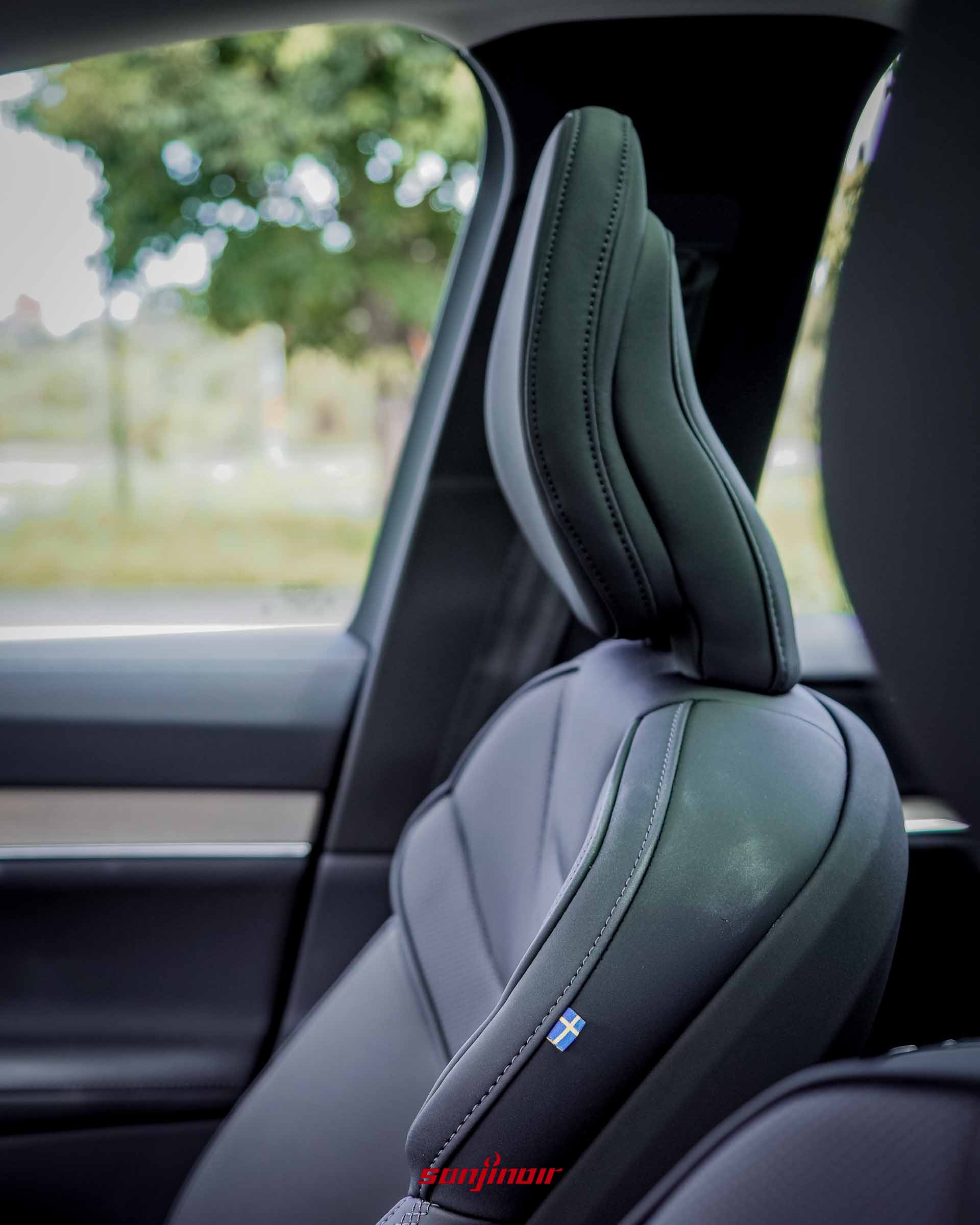Volvo EX90駕駛座座椅全貌,展示以Nordico材質打造的深灰黑色透氣打孔座椅與精緻縫線。