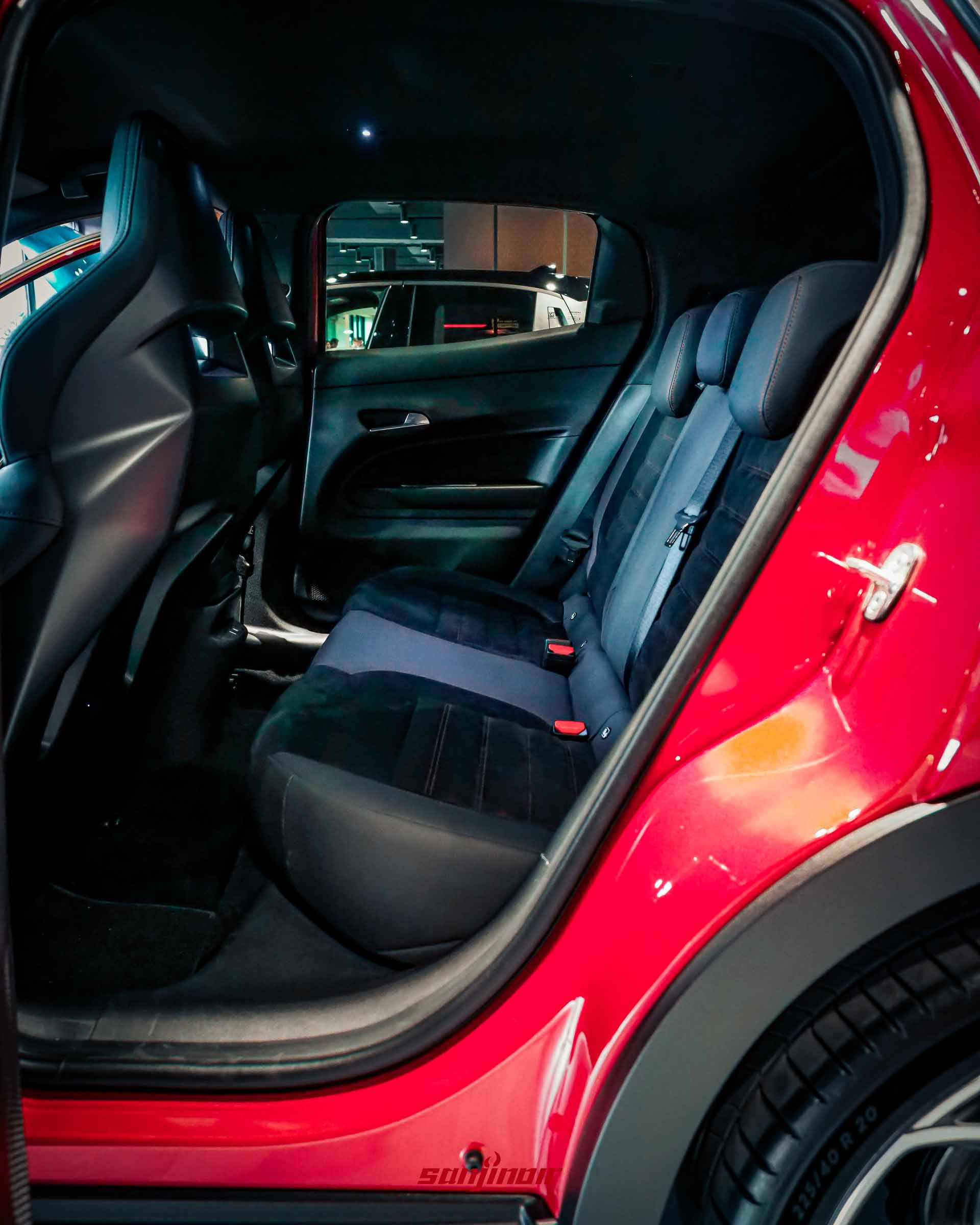 2026台北車展預拍Alfa Romeo Junior後排座椅空間視角，展示座椅材質與門板設計。