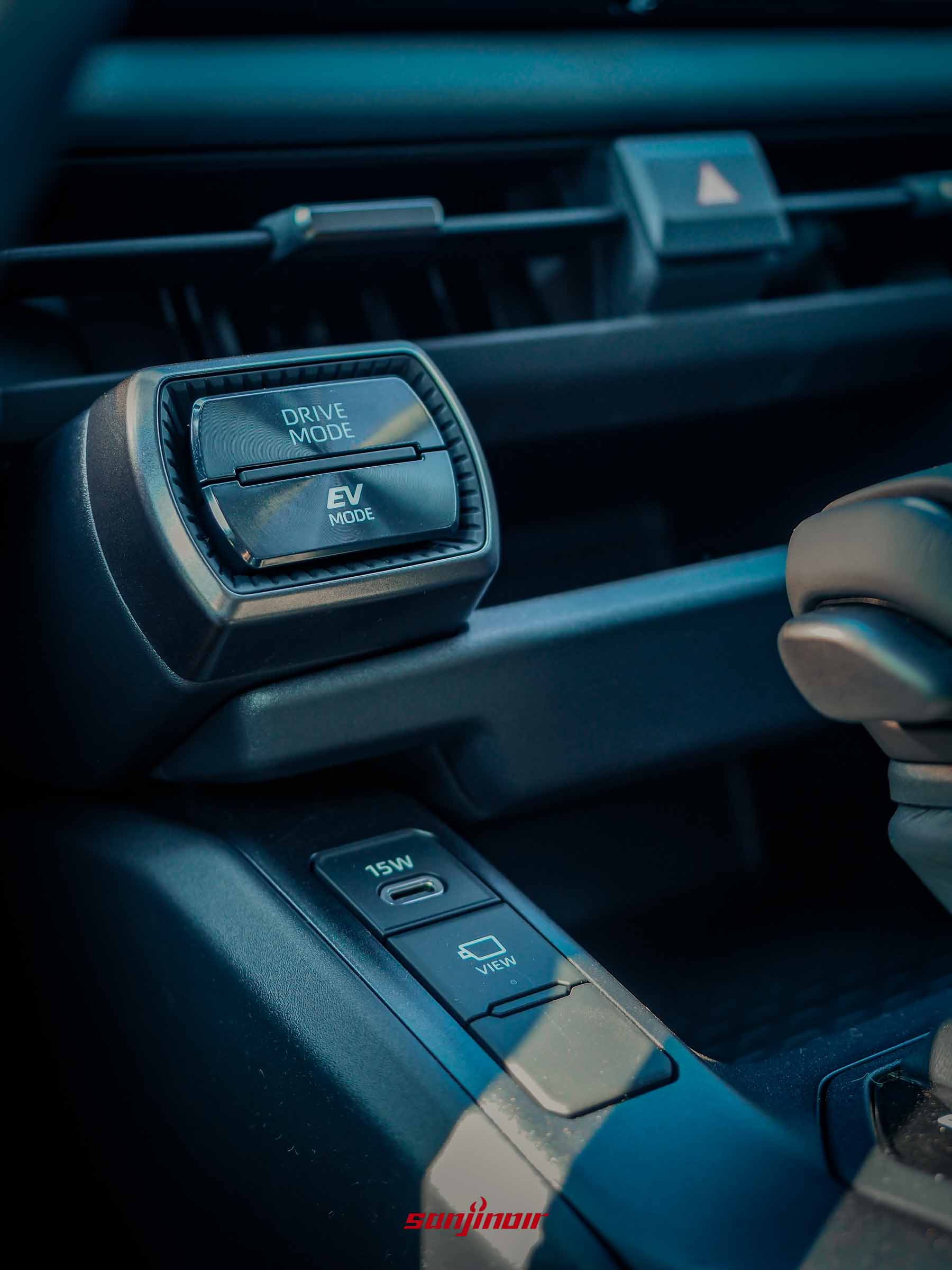 排檔座前方特寫，展示DRIVE MODE、EV MODE與TRAIL模式的實體按鍵。