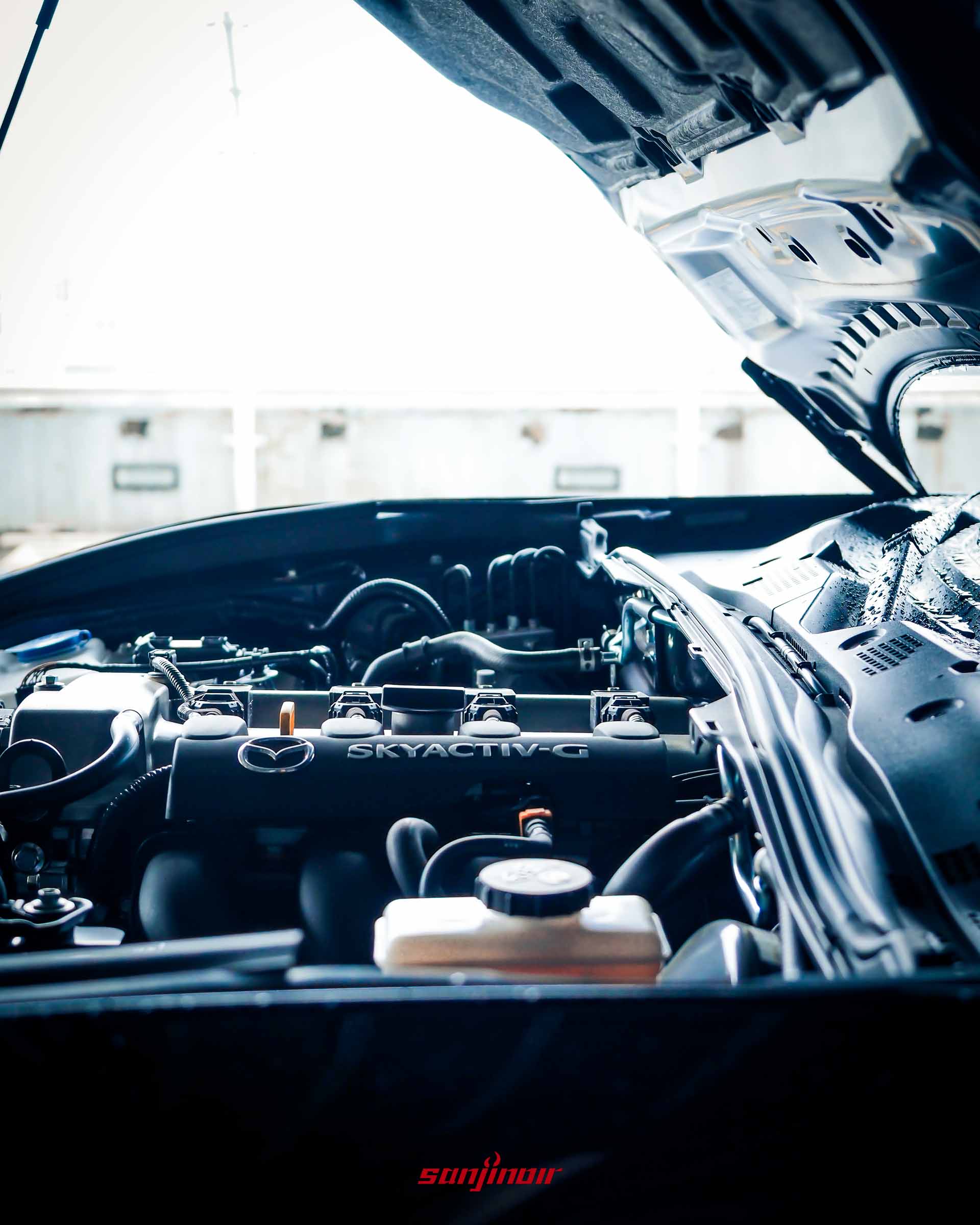 Mazda MX-5 RF 引擎室特寫,掀開的引擎蓋下方展示帶有 Mazda 標誌的 2.0 升 Skyactiv-G 直列四缸自然進氣引擎本體。