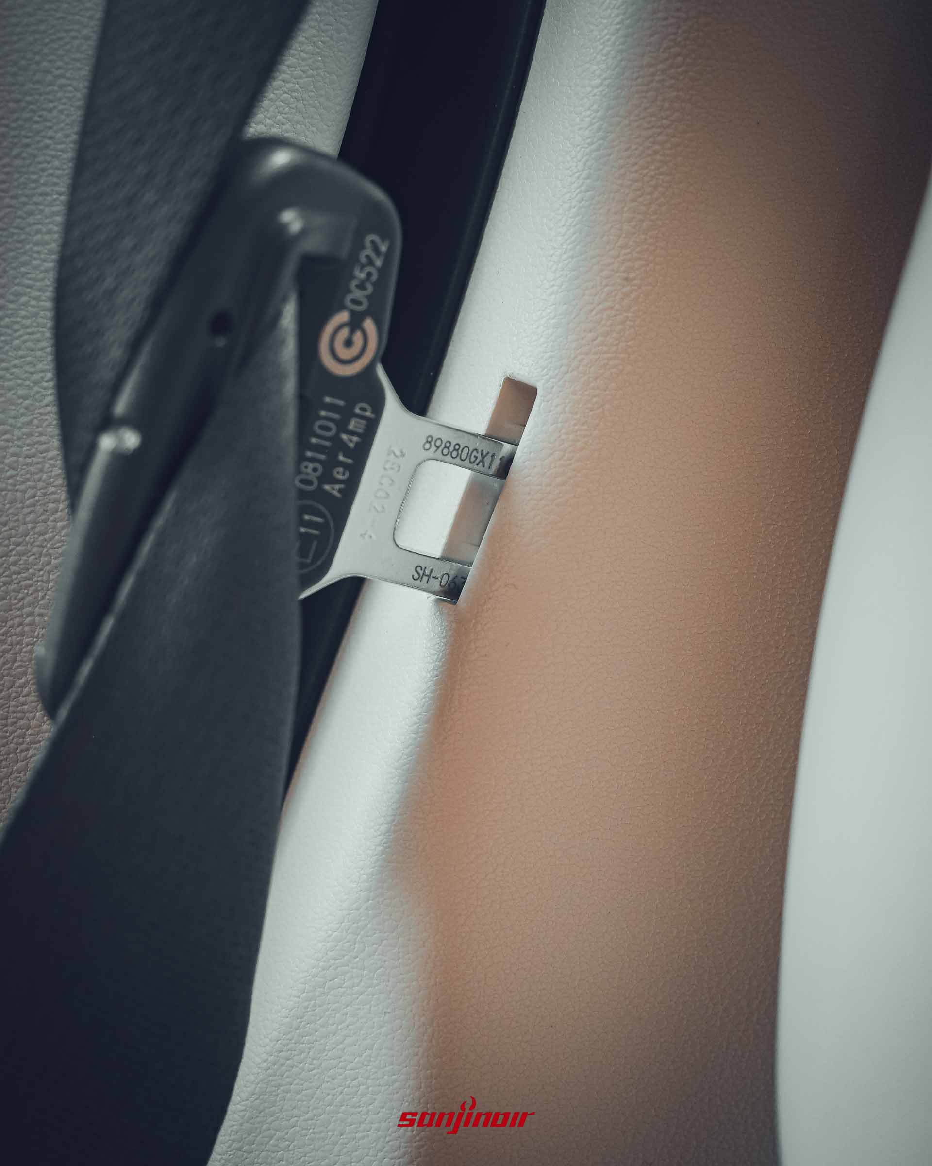 Hyundai Inster 後座側方安全帶固定插槽細節特寫。