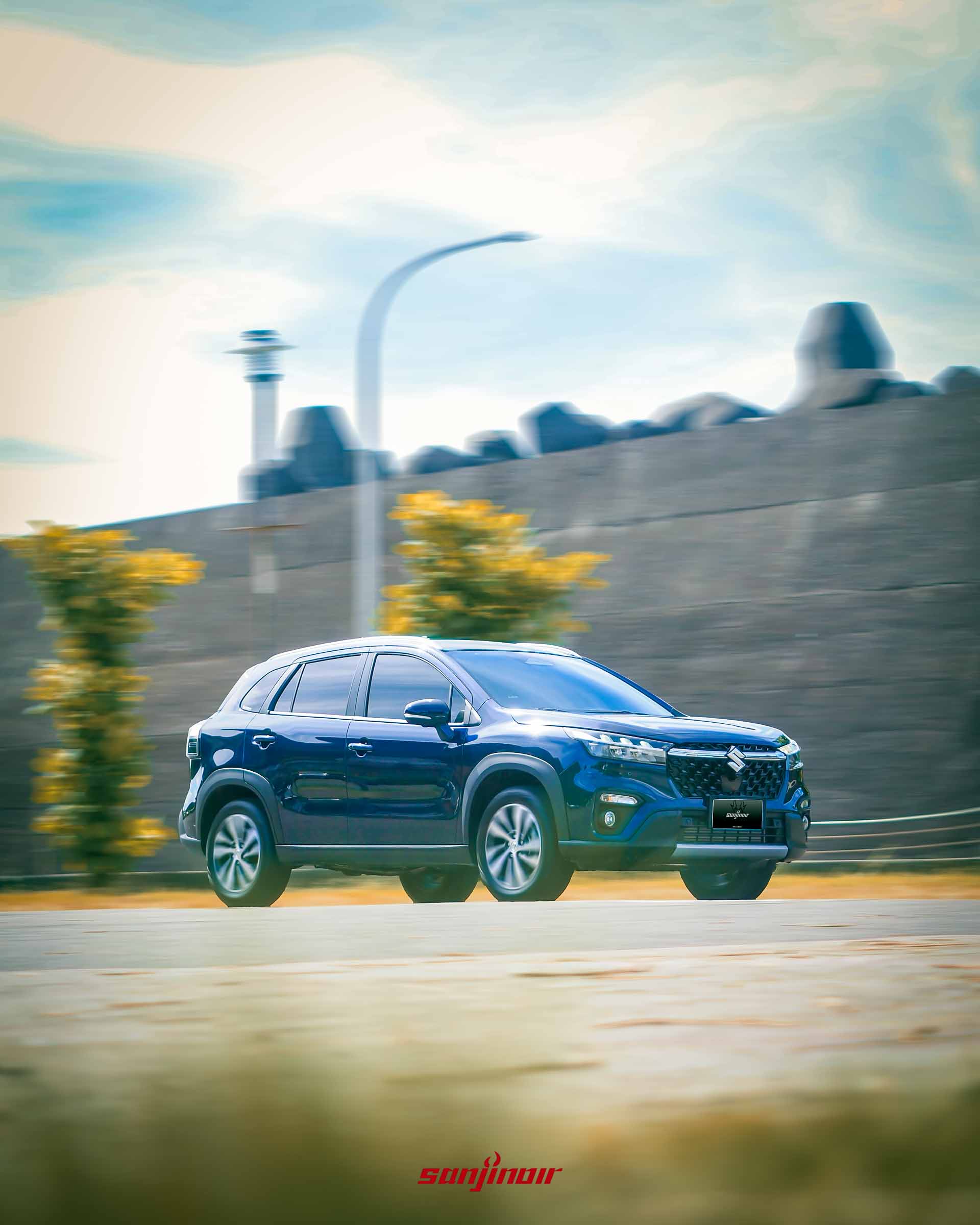 藍色SUZUKI S-Cross Allgrip在道路上行駛的動態追焦照。