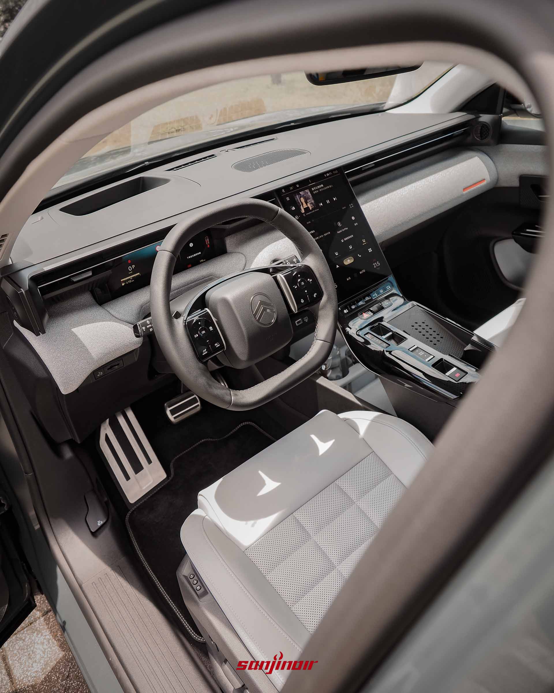 2026 CITROËN C5 Aircross駕駛座艙與中控台全景。