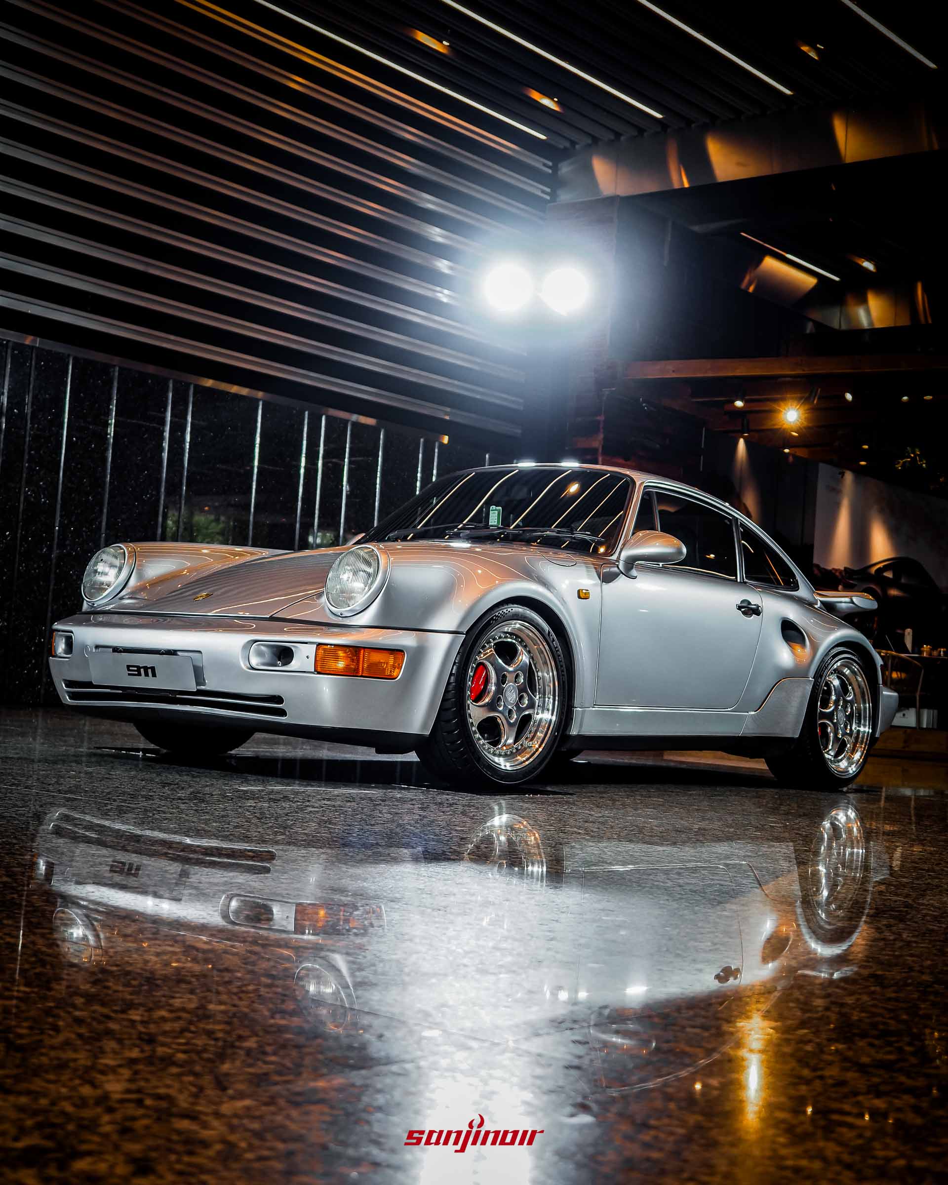 經典Porsche 964 Turbo S實車車頭側前方視角。