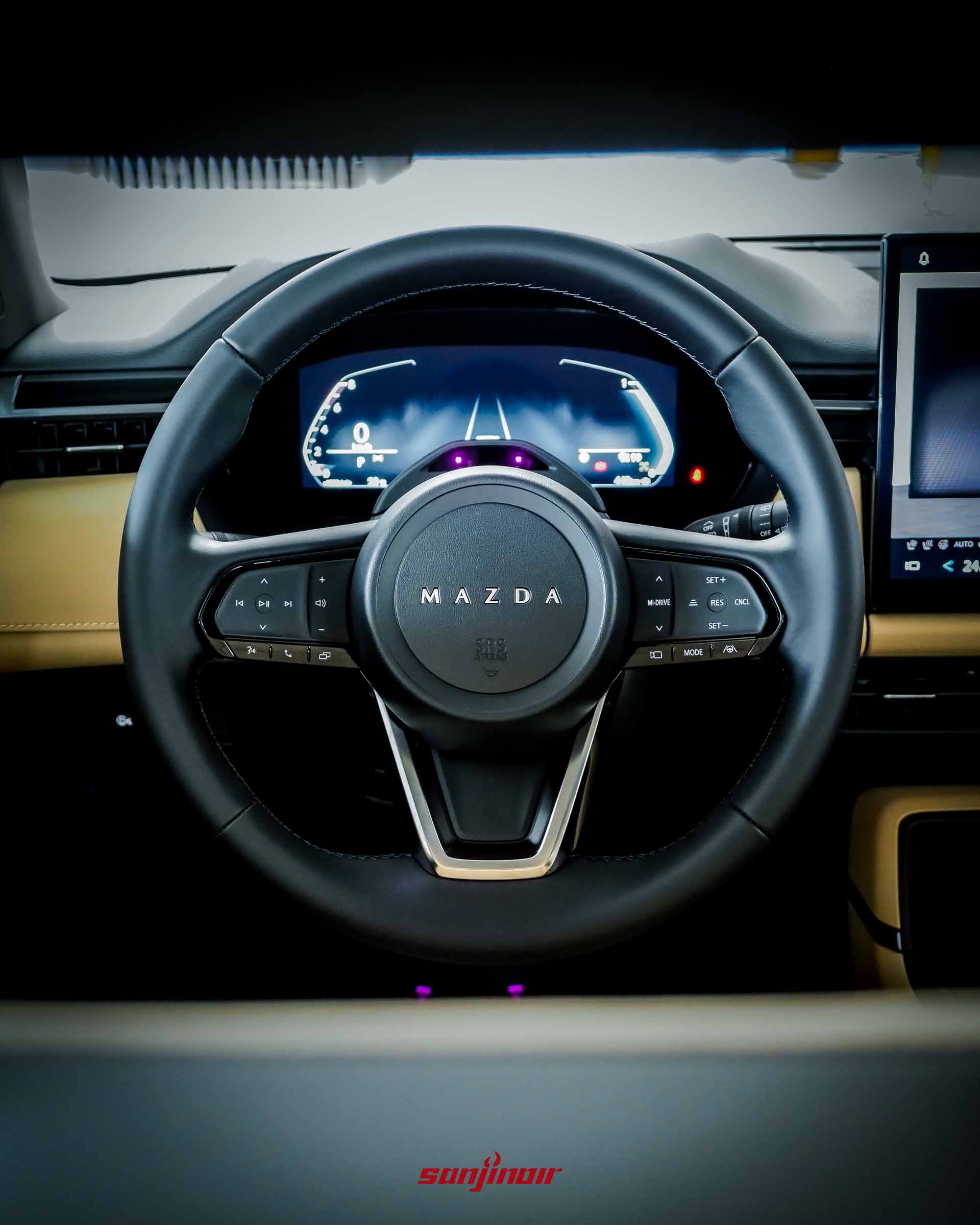 MAZDA CX-5駕駛座方向盤特寫,展示數位儀表板與方向盤上的電容式觸控按鍵。