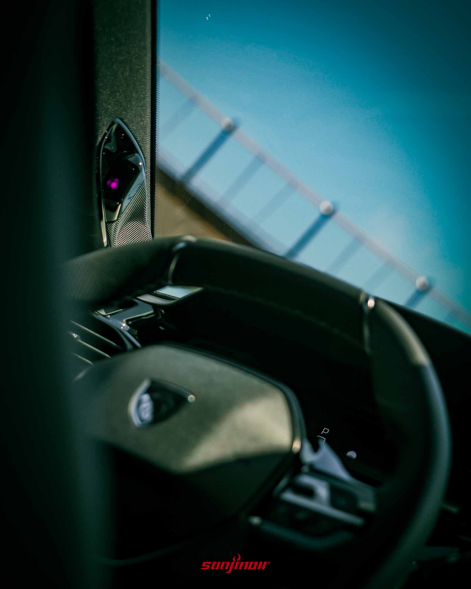 PEUGEOT 408駕駛側A柱特寫,展示FOCAL高音喇叭與DMC駕駛監測鏡頭。