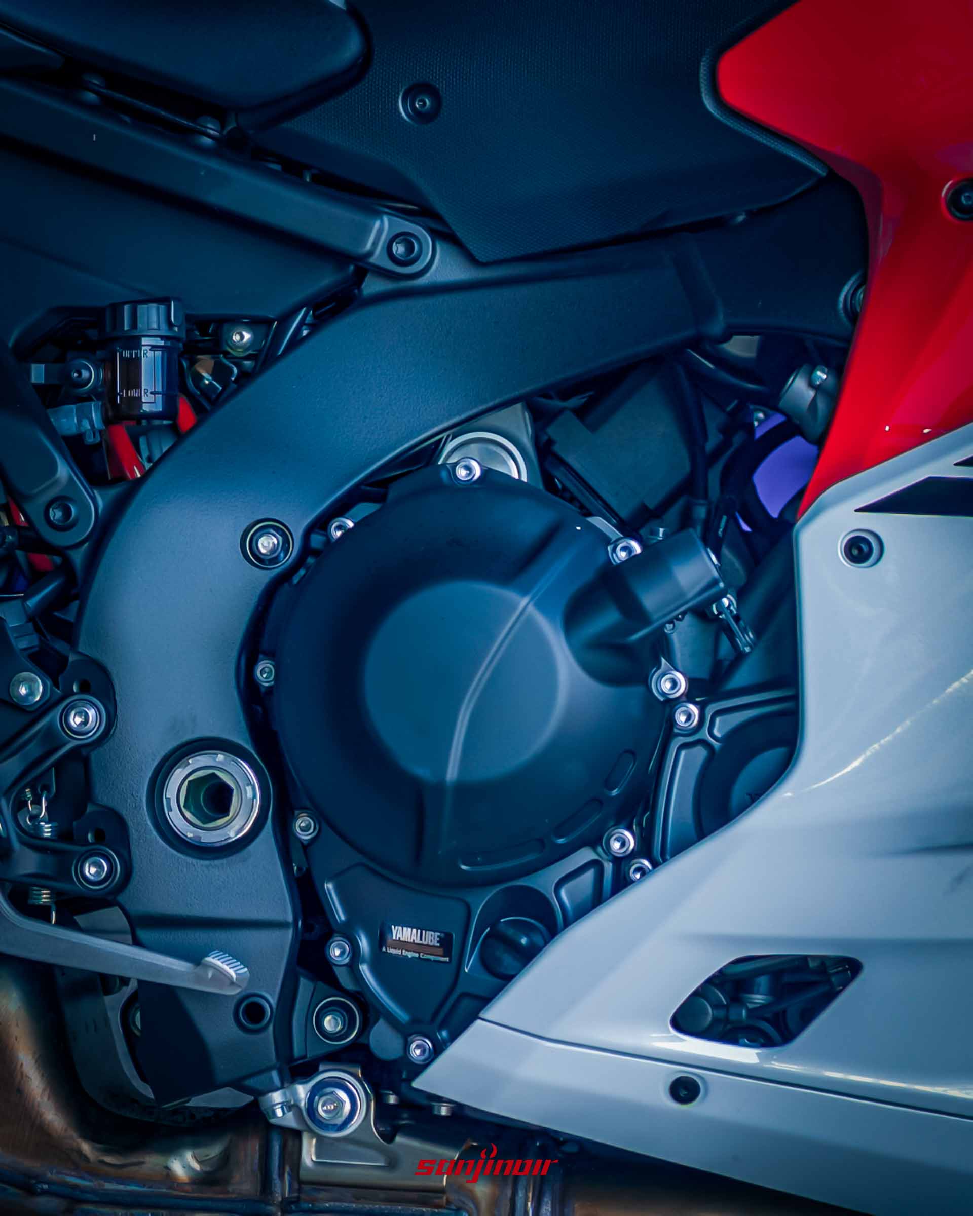 Yamaha YZF-R9的引擎部位特寫,展示黑色的CP3引擎外蓋、車架線條與部分白紅色的整流罩。