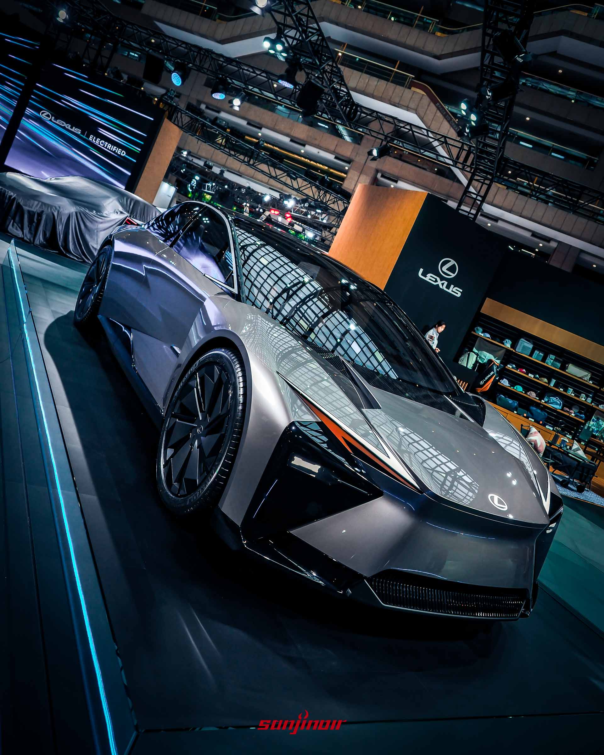 銀色Lexus LF-ZC概念車，外型極具未來感，低趴流線，位於Lexus展區。