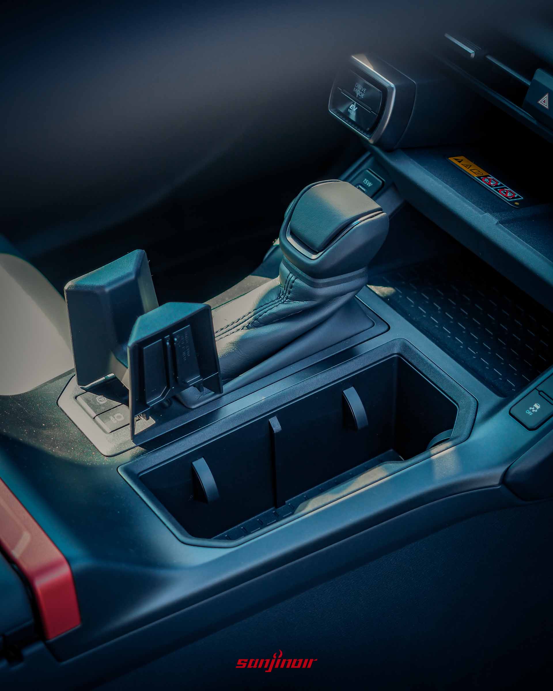 中央鞍座置杯架特寫，展示內部可拆卸式結構與收納空間。