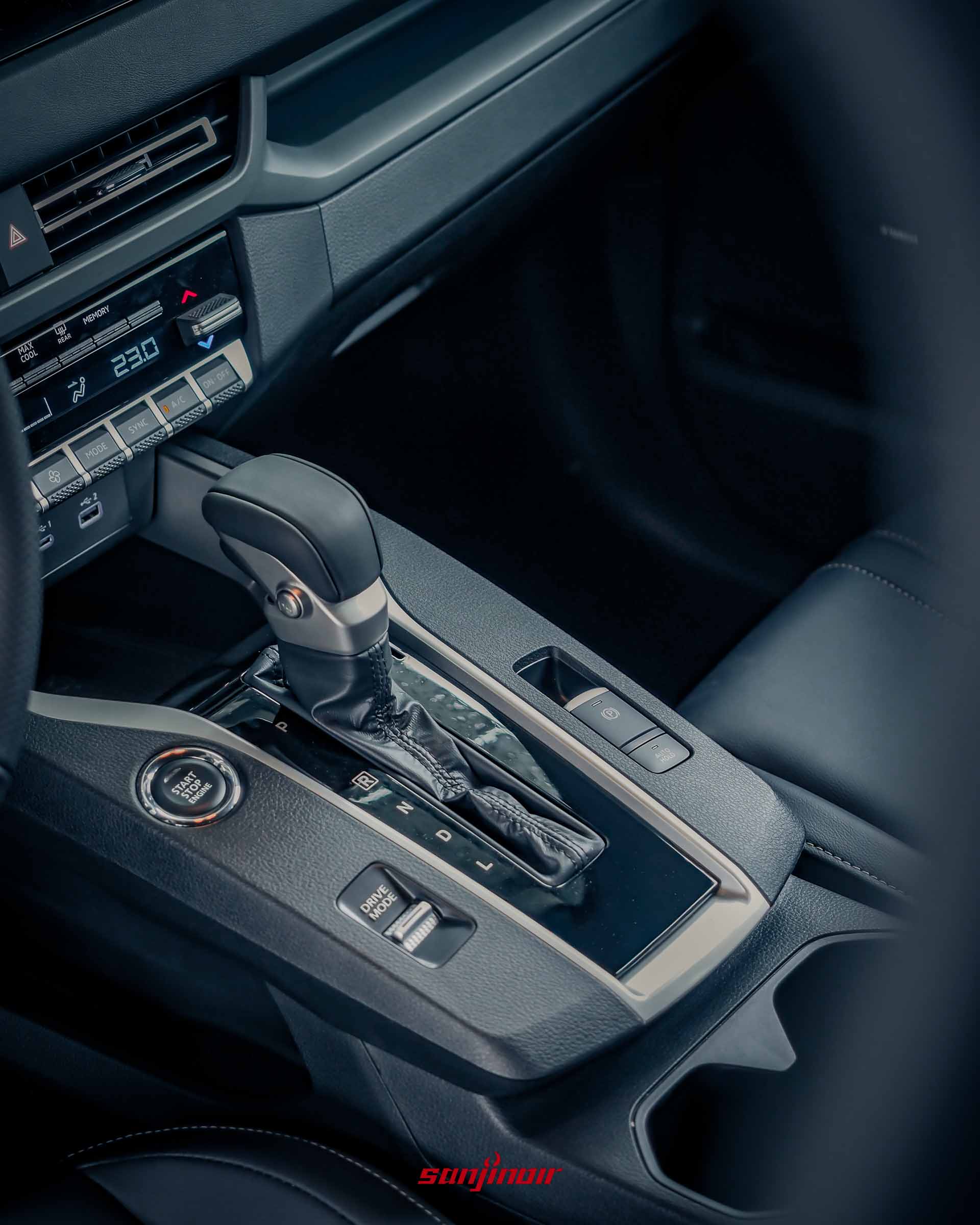 Mitsubishi XForce狂享版中央鞍座排檔桿與駕駛模式切換鍵特寫。