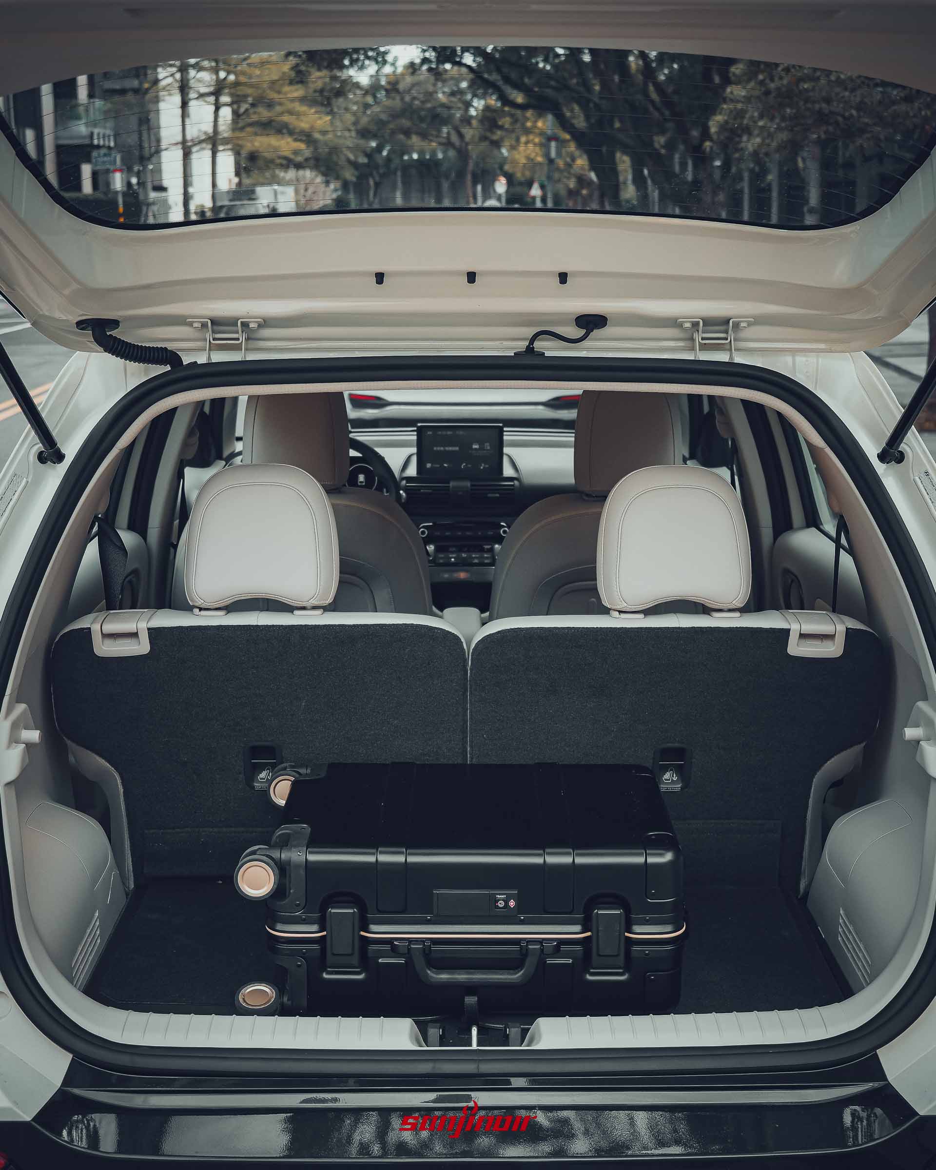 Hyundai Inster 行李廂在標準狀態下放置行李箱的特寫。