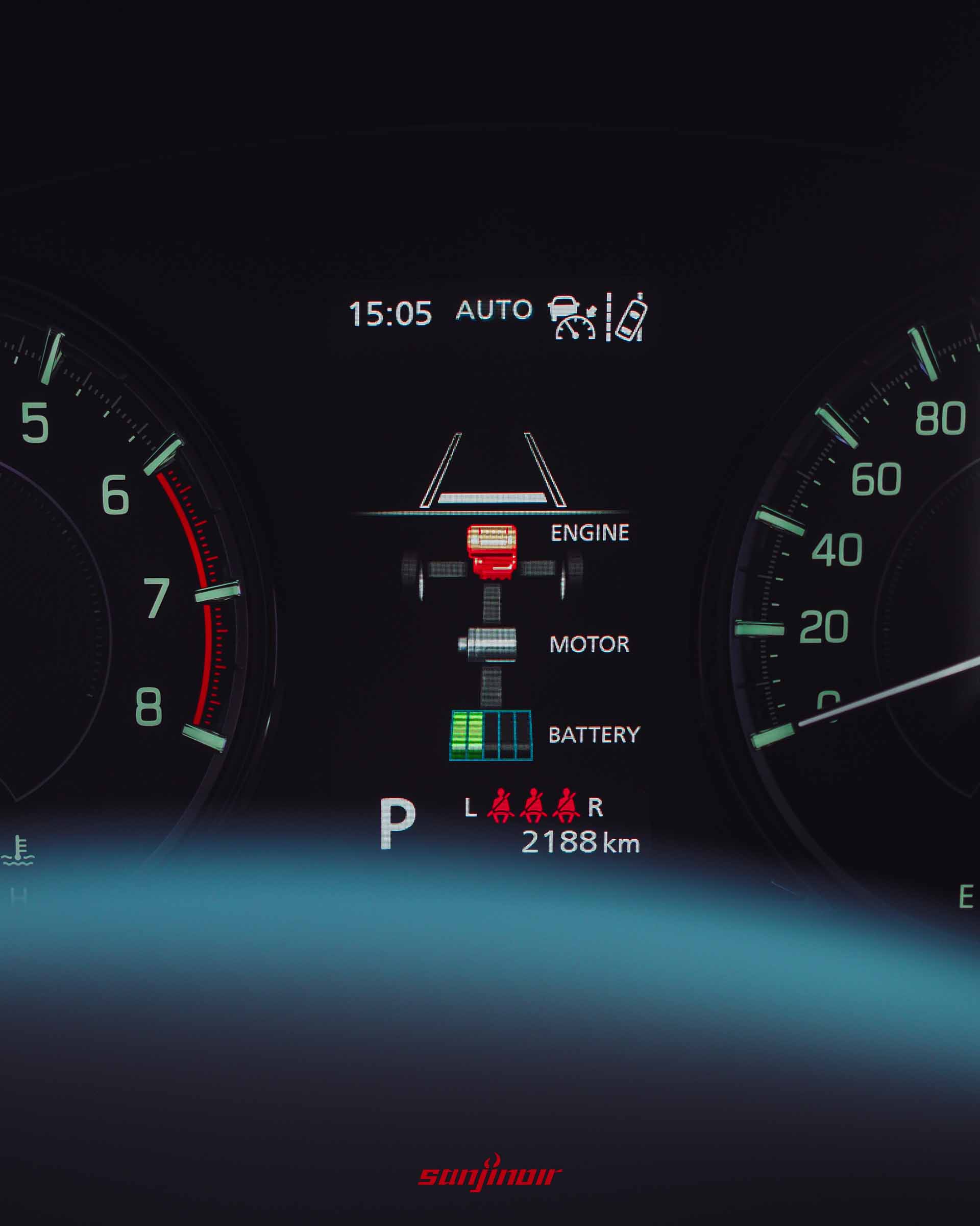 儀錶板畫面特寫，顯示油電混合動力系統的作動狀態。