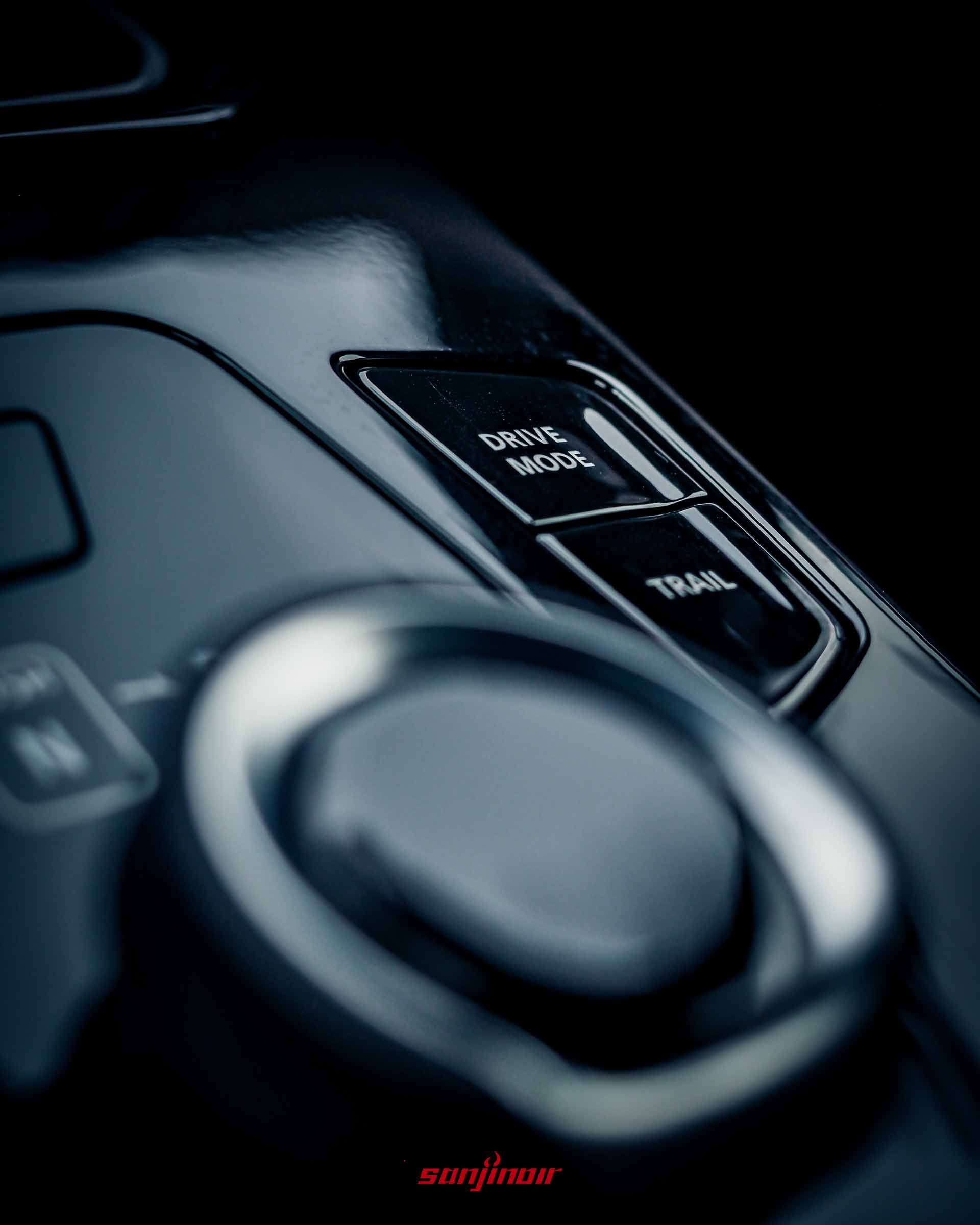 2026 SUZUKI e Vitara中央鞍座上的Drive Mode與Trail模式實體按鍵特寫。