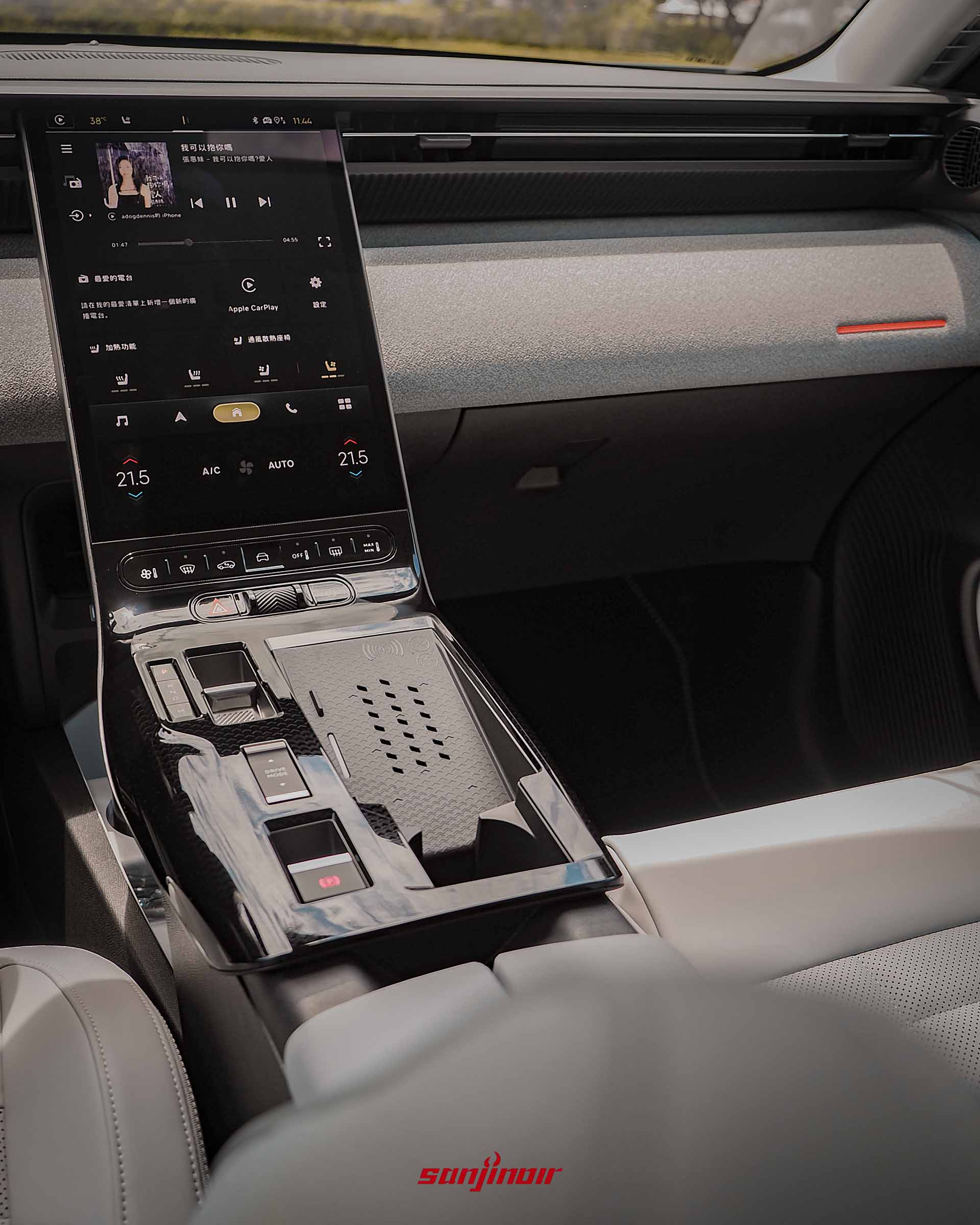 2026 CITROËN C5 Aircross的13吋中控螢幕與中央鞍座。