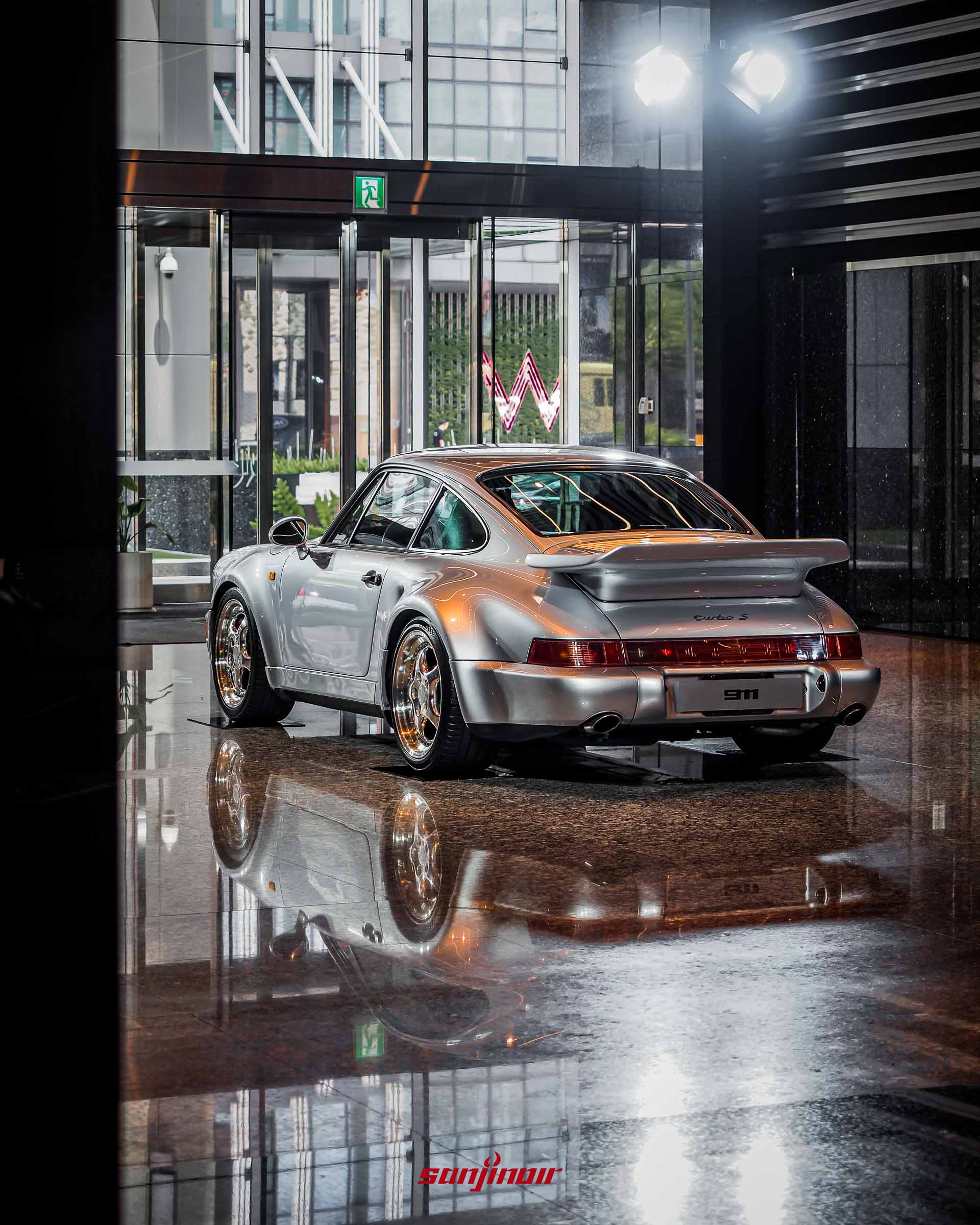 經典Porsche 964 Turbo S實車車尾側後方視角,展示經典大尾翼。