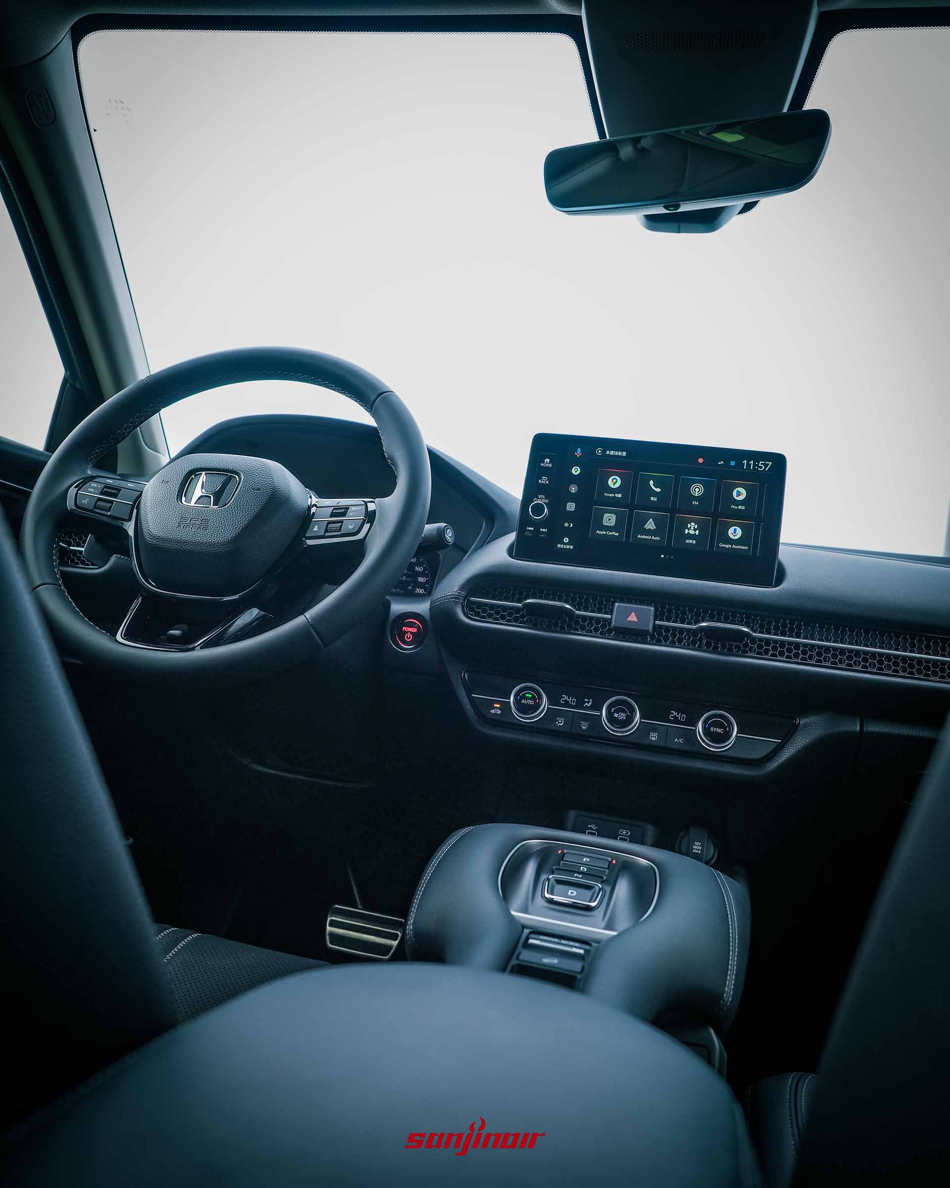 2026 HONDA ZR-V e:HEV駕駛座艙全景，包含方向盤、數位儀表與中控螢幕。