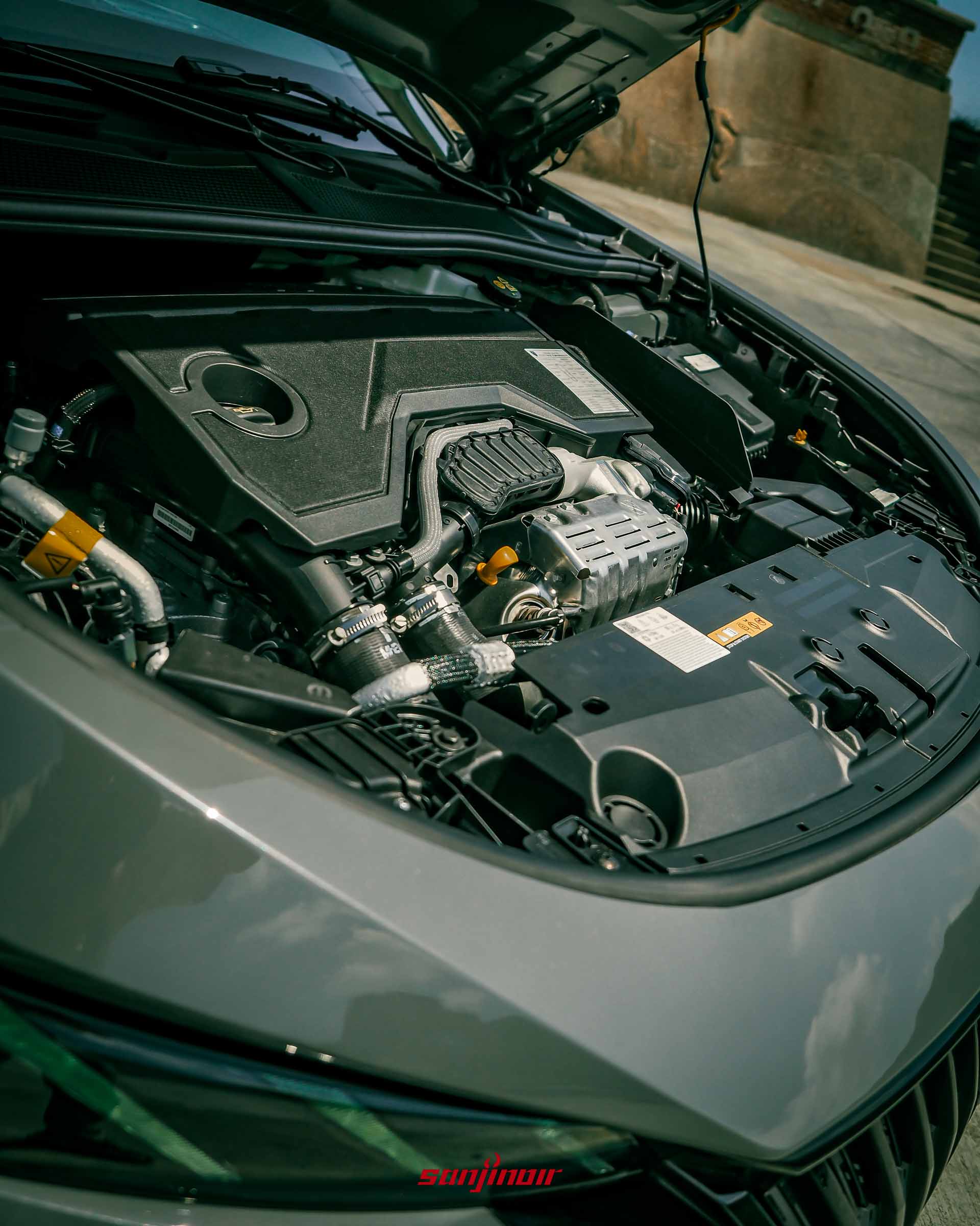 PEUGEOT 408開啟引擎蓋後的特寫,展示1.2升輕油電混合動力引擎室。