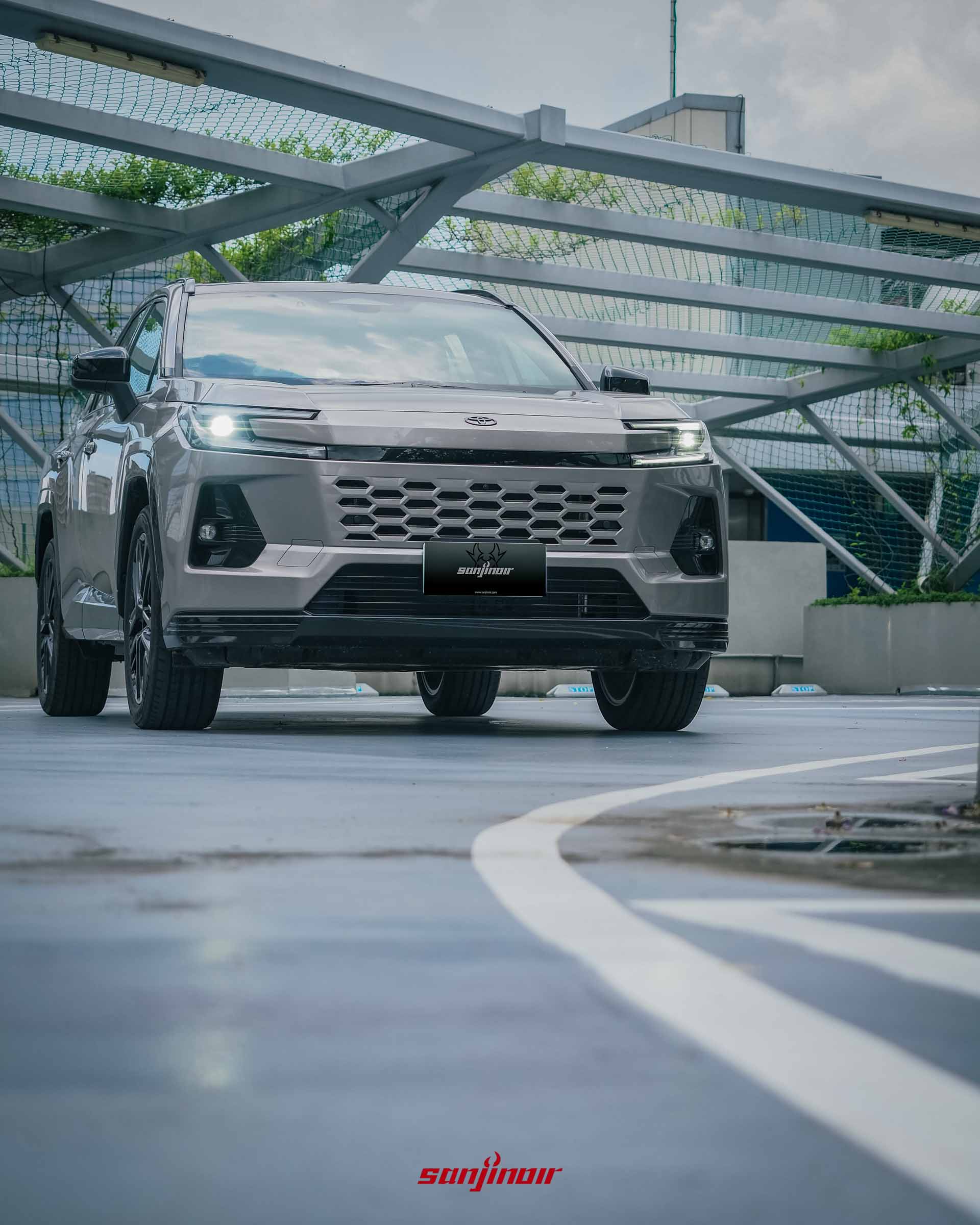 RAV4 PHEV正前方極低角度視角,LED頭燈與日行燈點亮,展現車頭霸氣的寬闊感與底盤離地高度。