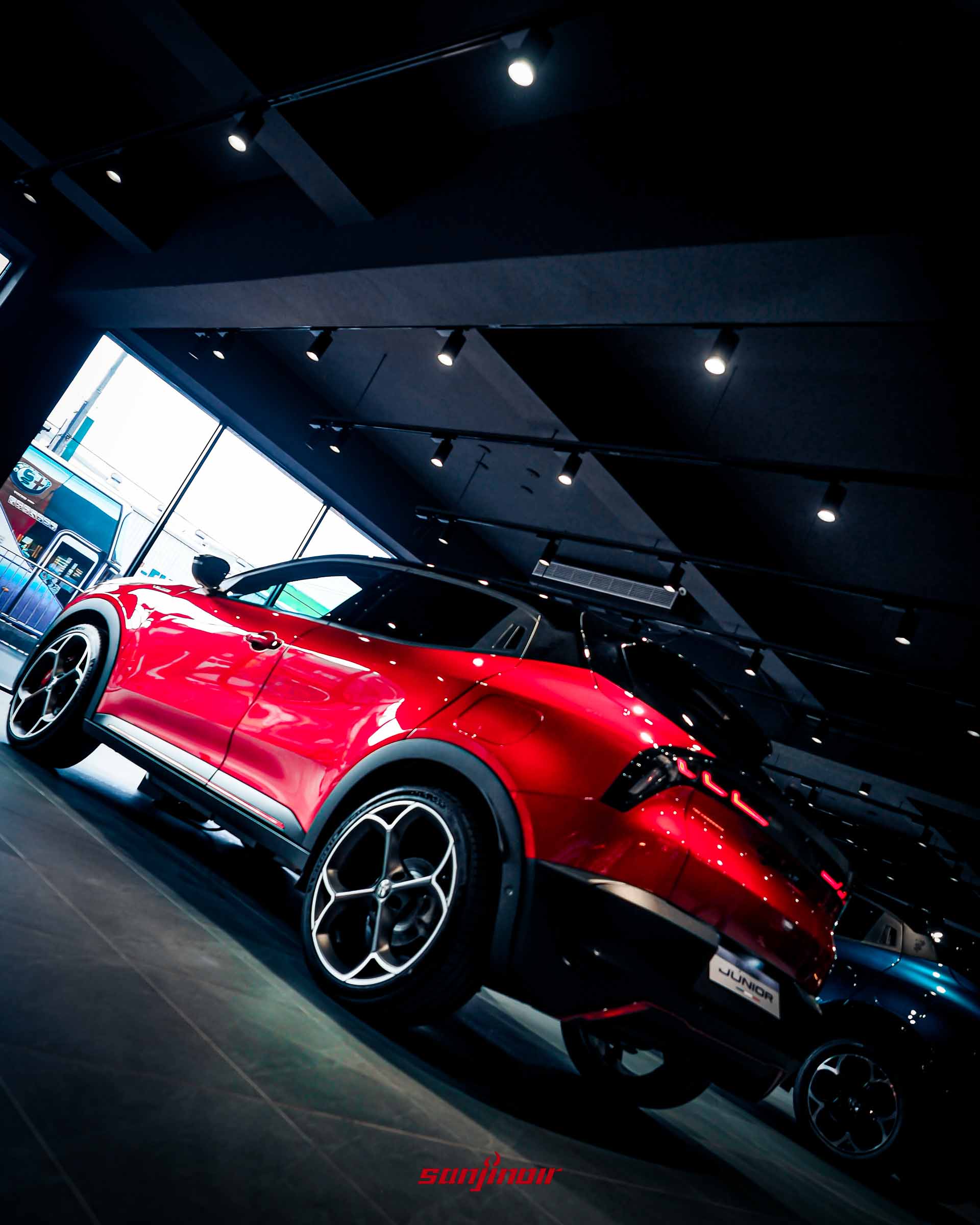 2026台北車展重點休旅，低角度拍攝紅色Alfa Romeo Junior車尾與側面線條，展現車身光影變化。