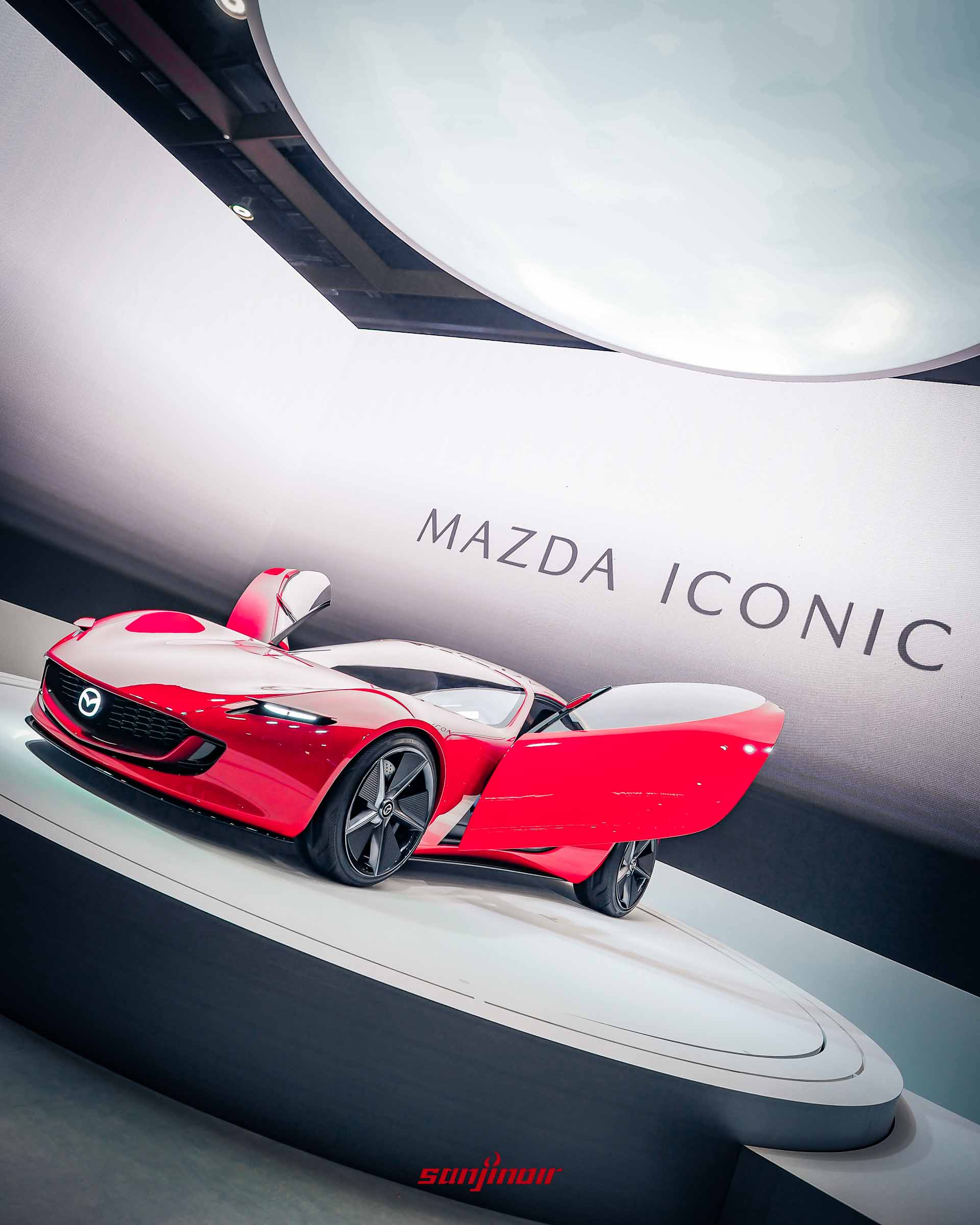 紅色Mazda ICONIC SP概念跑車，鷗翼車門開啟，展現車側線條與內裝。