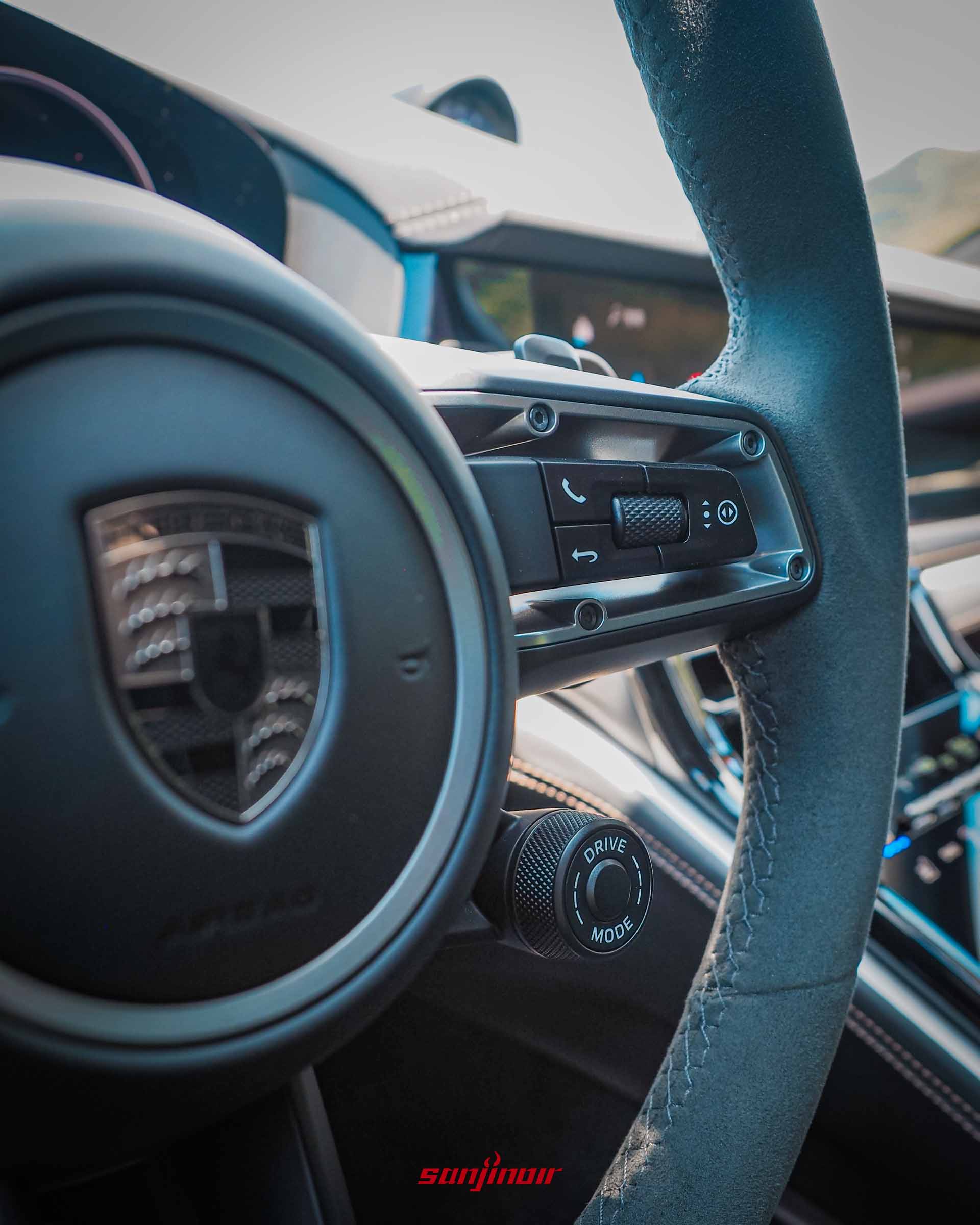 Porsche Panamera 方向盤多功能按鍵與行車模式切換旋鈕。