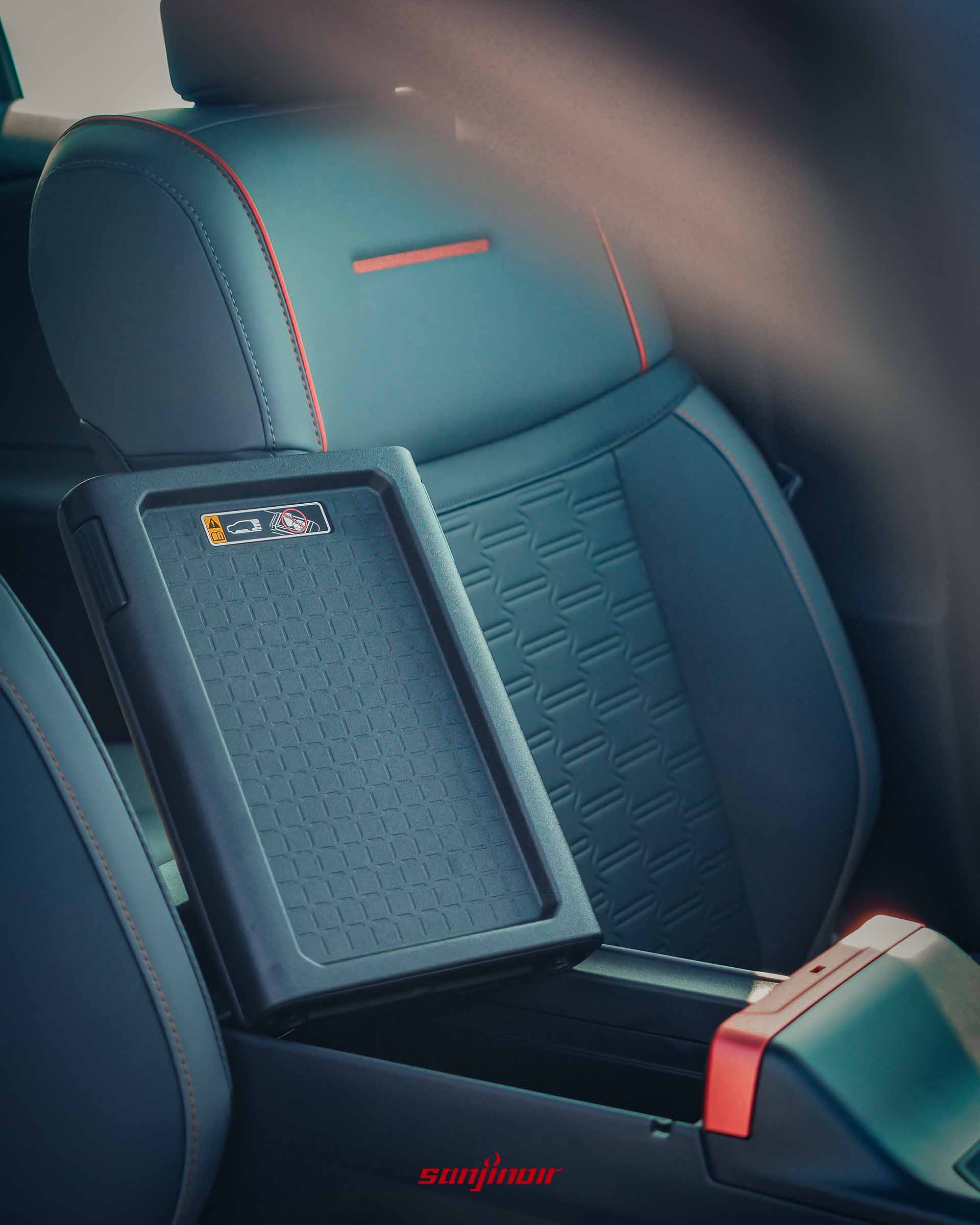 中央扶手箱打開並拆卸上蓋的狀態，展示內部置物空間。