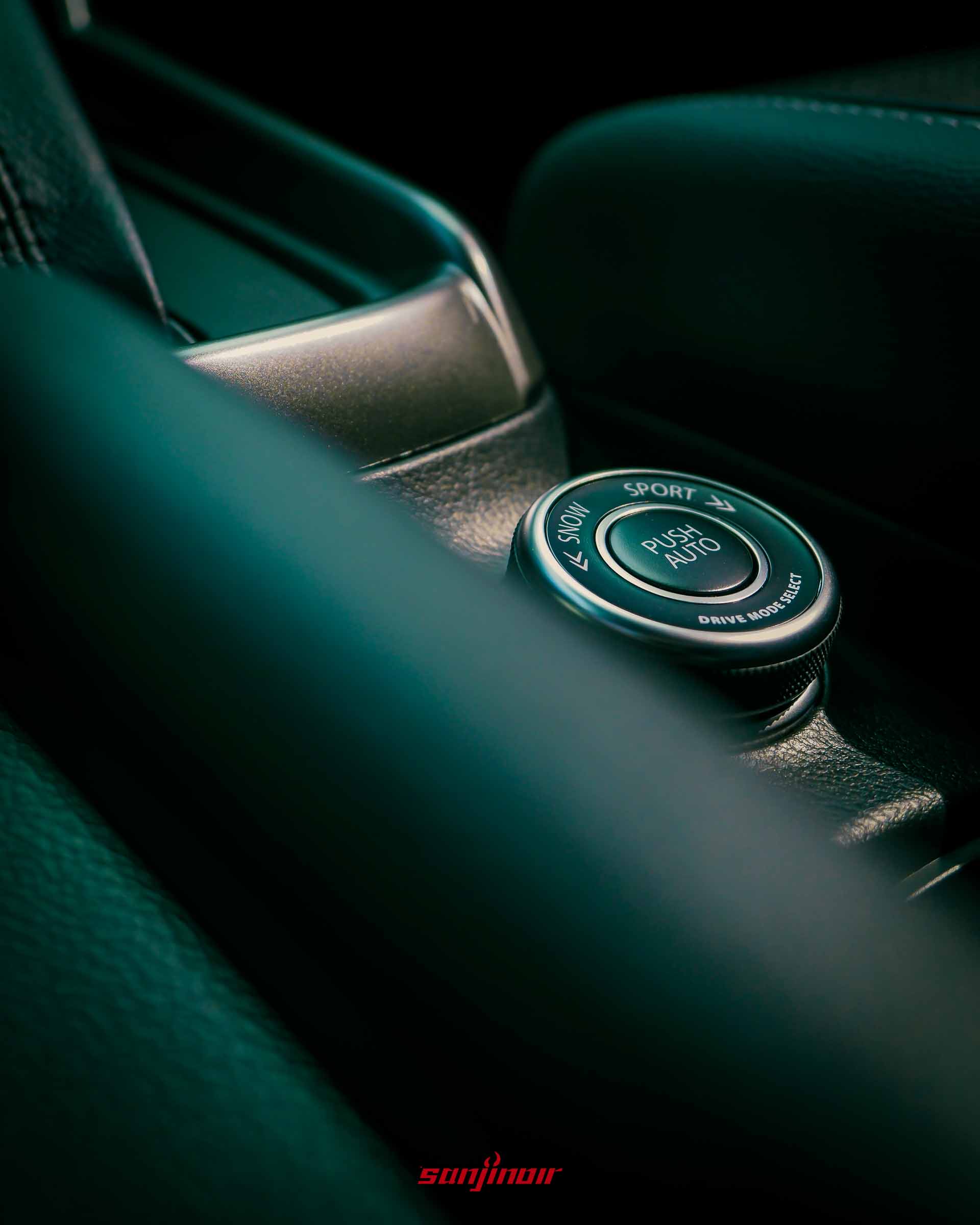 中央扶手前方的Allgrip Select四輪驅動模式切換旋鈕特寫。