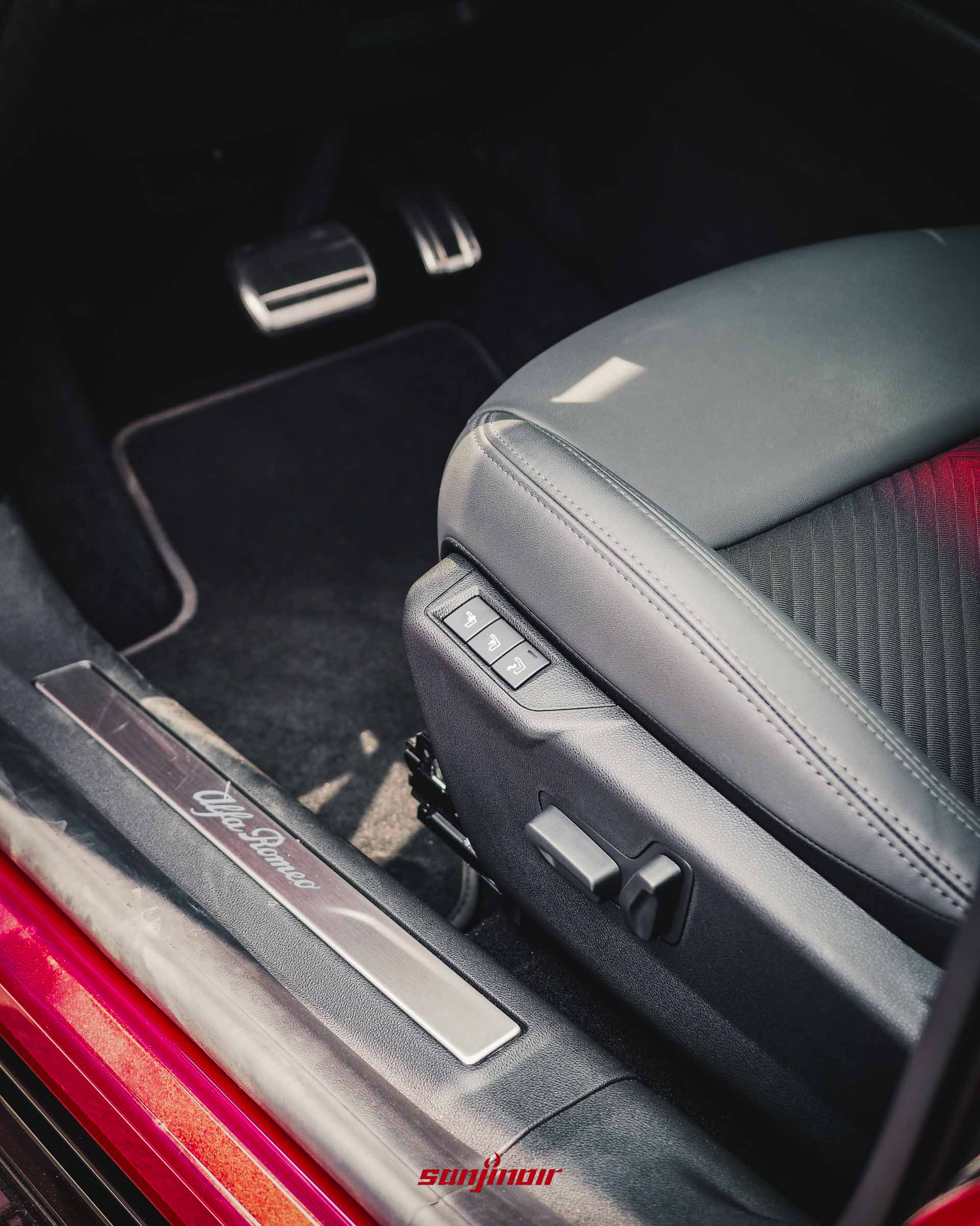 Alfa Romeo Junior駕駛座椅側邊特寫,展示電動調整座椅的推桿按鍵與按摩功能按鈕。